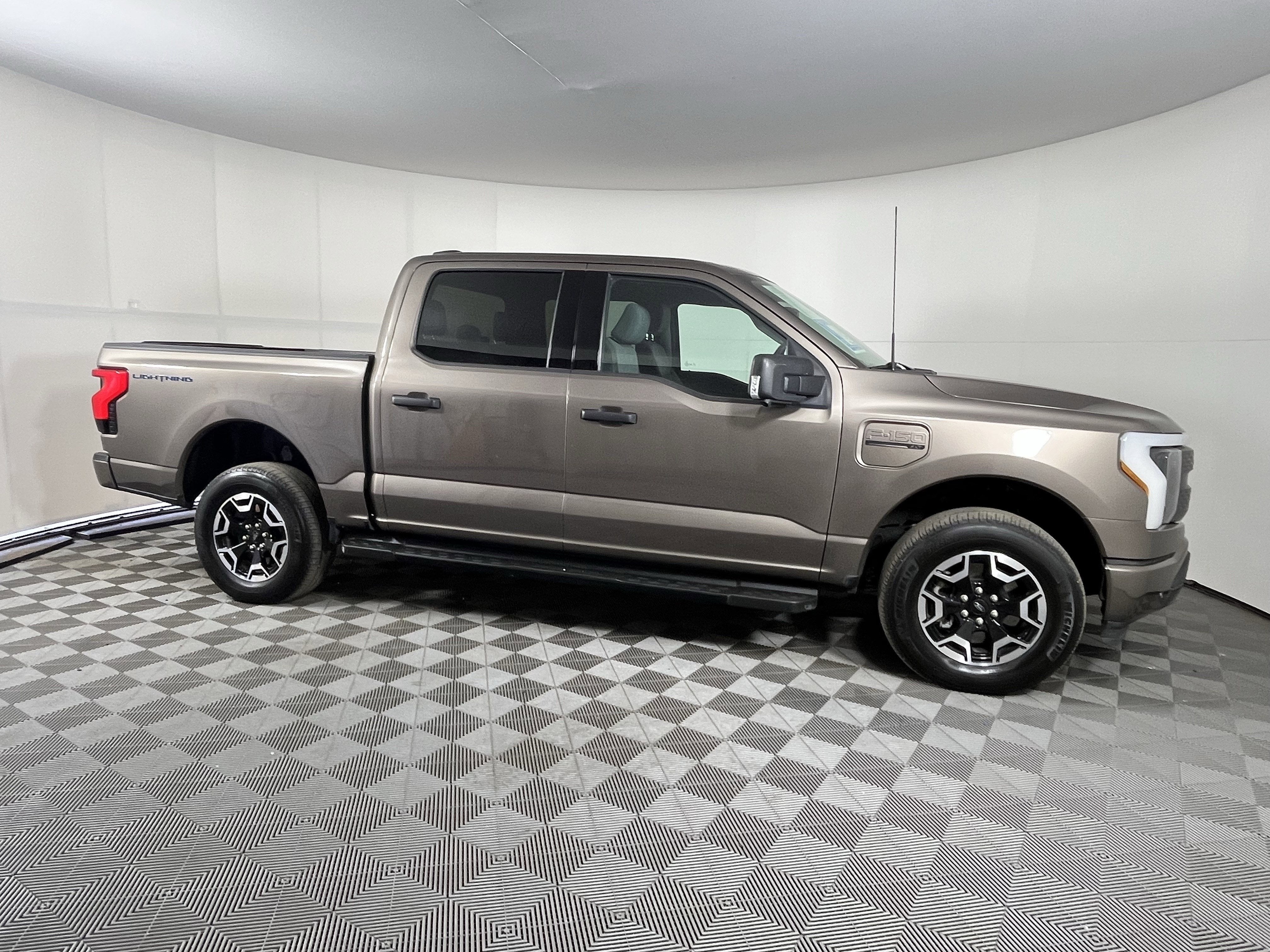 2022 Ford F-150 Lightning Base