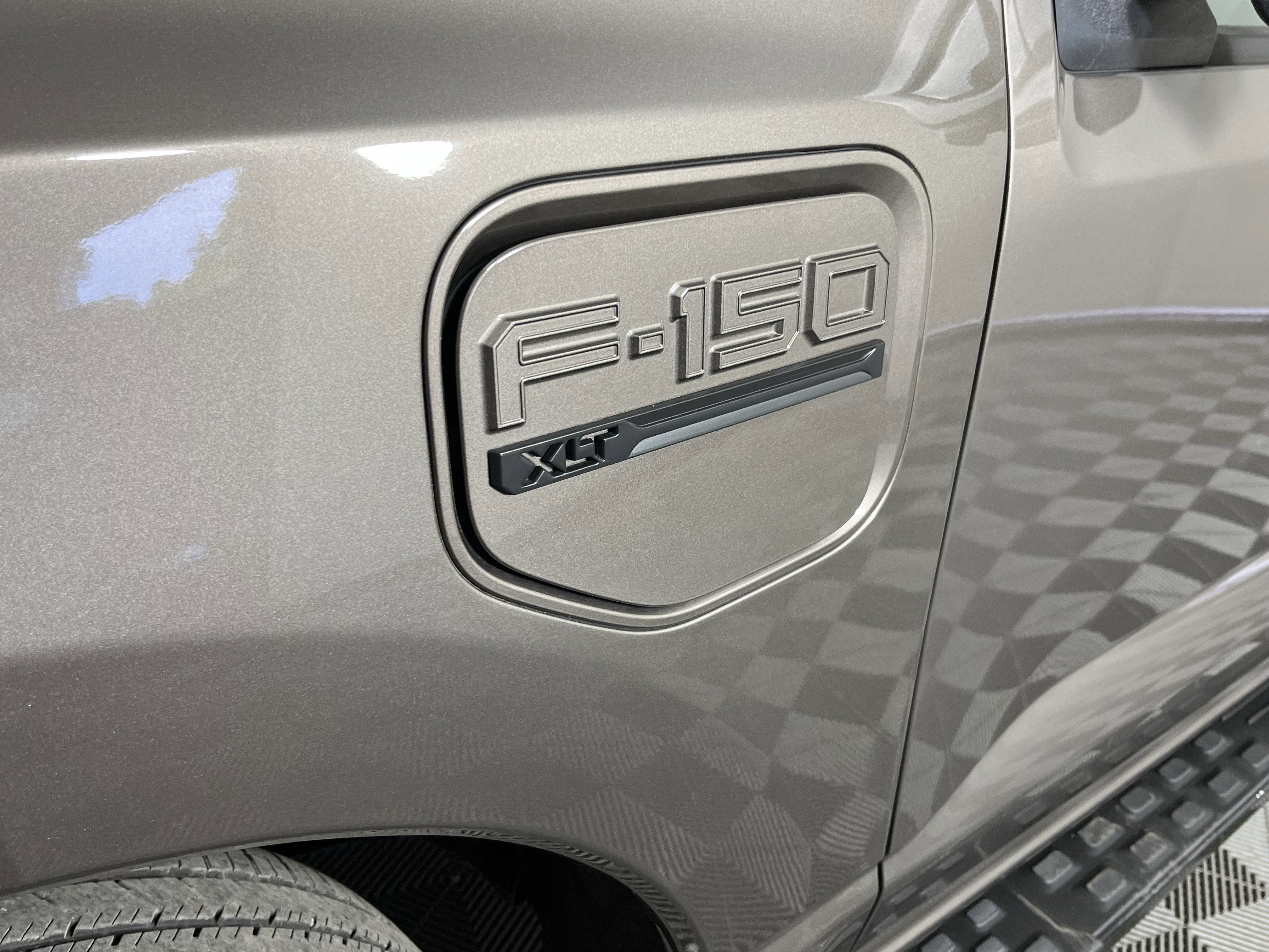 2022 Ford F-150 Lightning Base