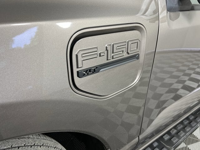 2022 Ford F-150 Lightning Base
