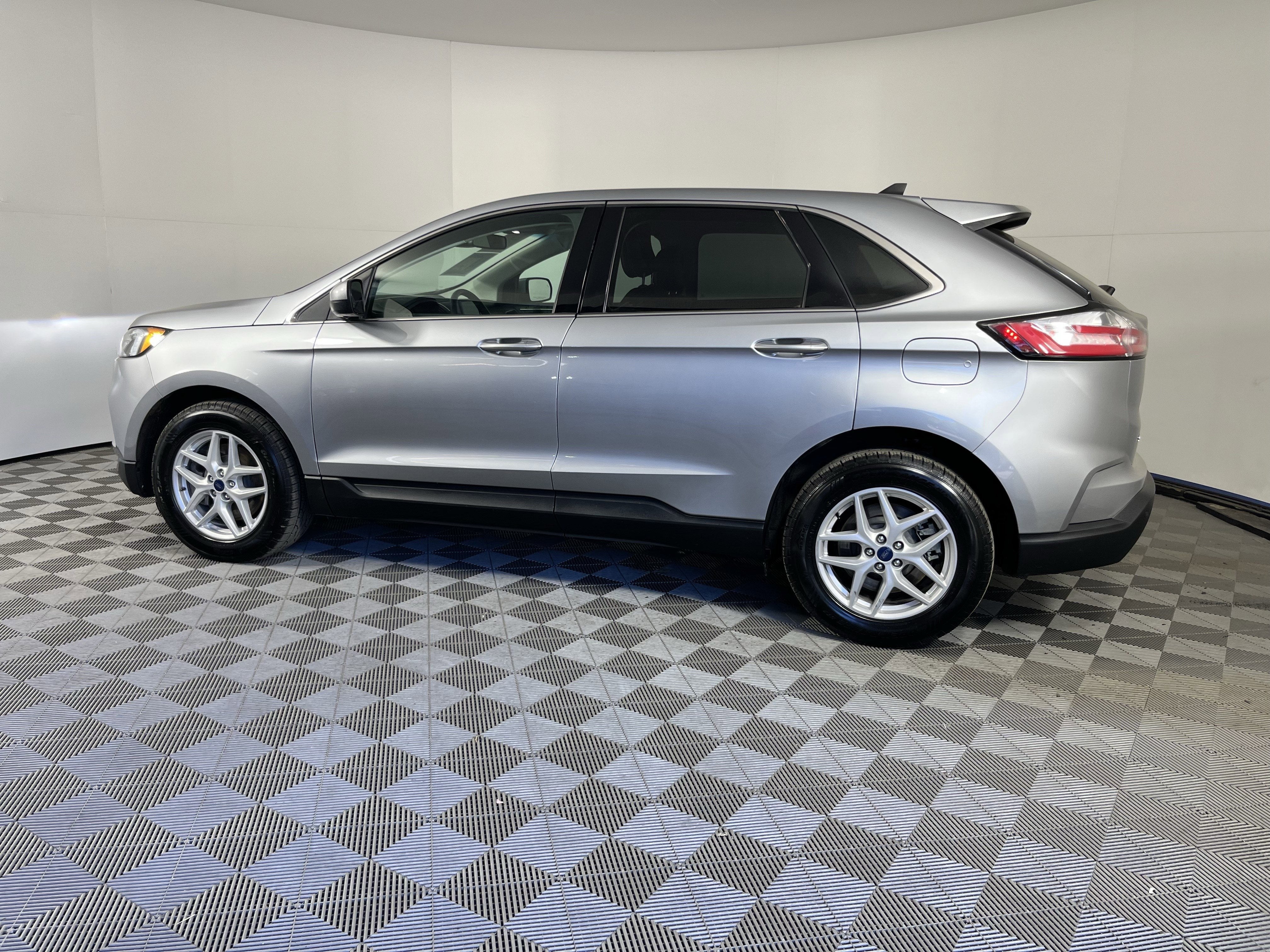 2022 Ford Edge Base