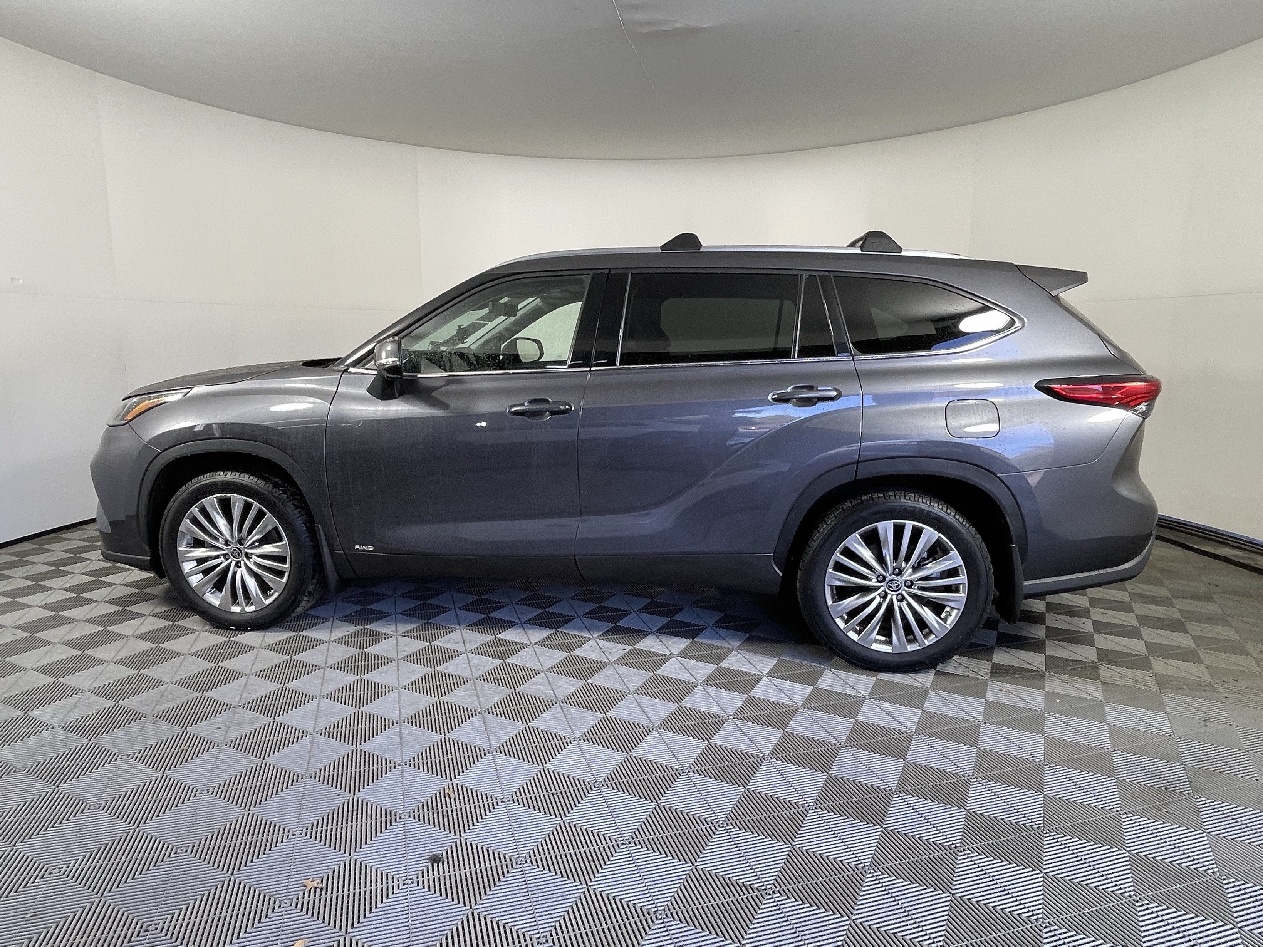 2023 Toyota Highlander Hybrid Platinum