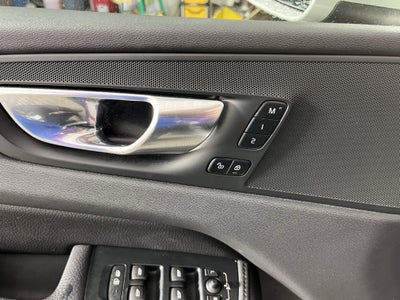 2022 Volvo XC60 Momentum
