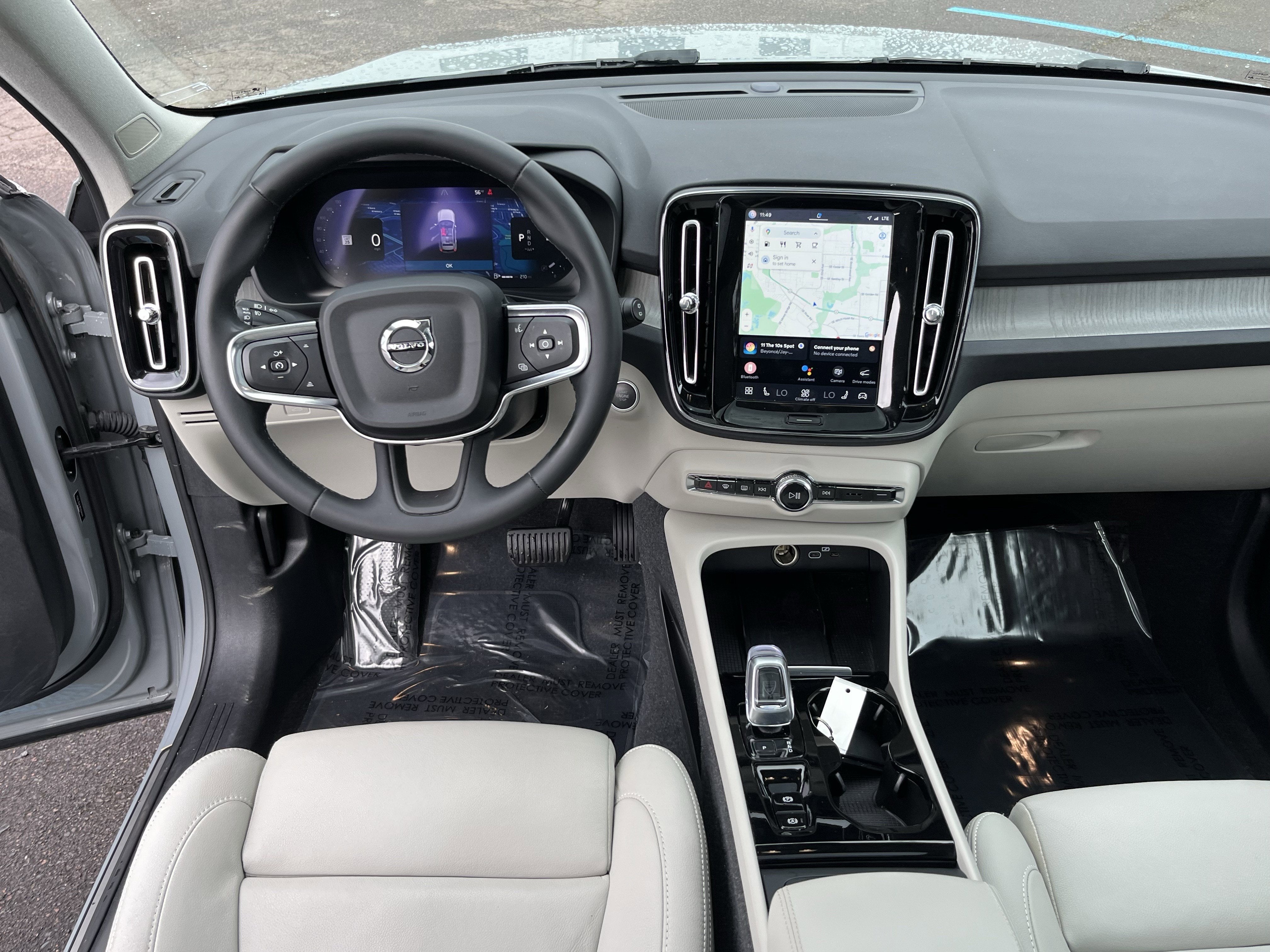 2024 Volvo XC40 Plus Bright Theme