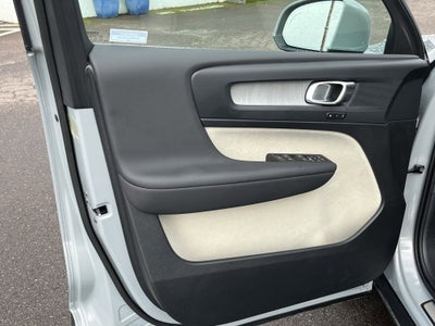 2024 Volvo XC40 Plus Bright Theme