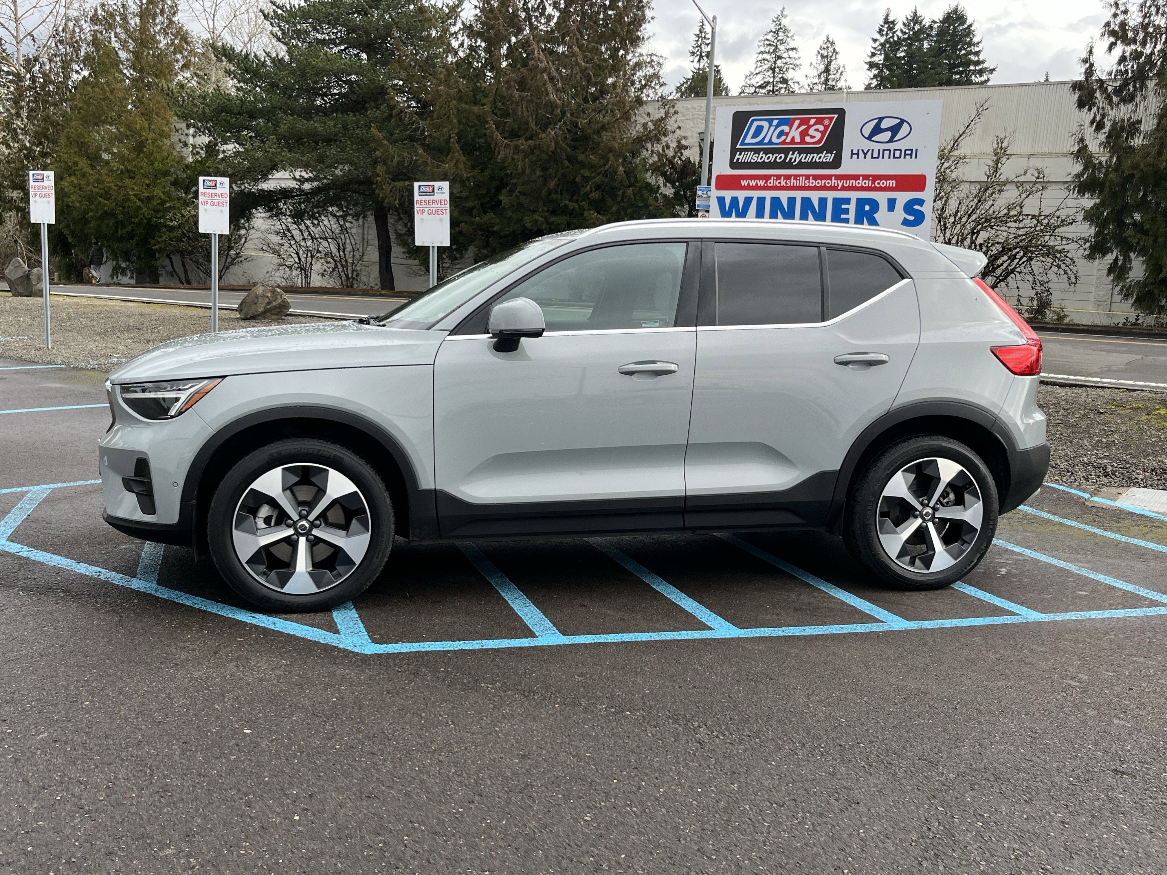 2024 Volvo XC40 Plus Bright Theme