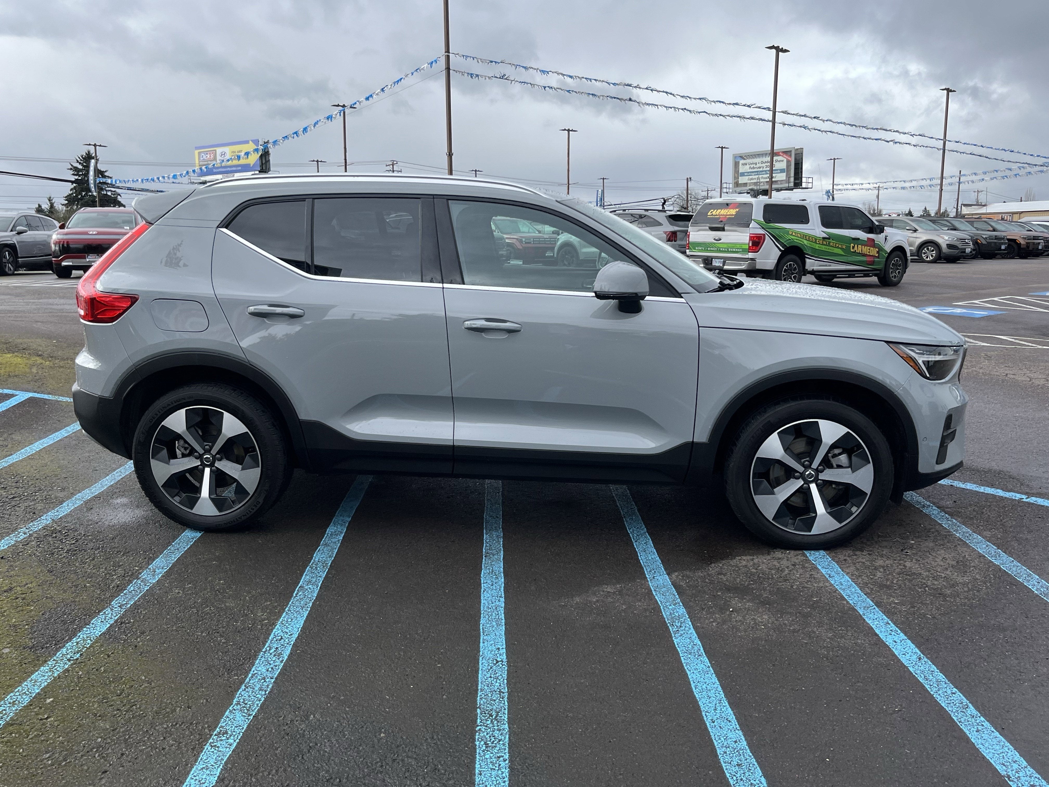 2024 Volvo XC40 Plus Bright Theme