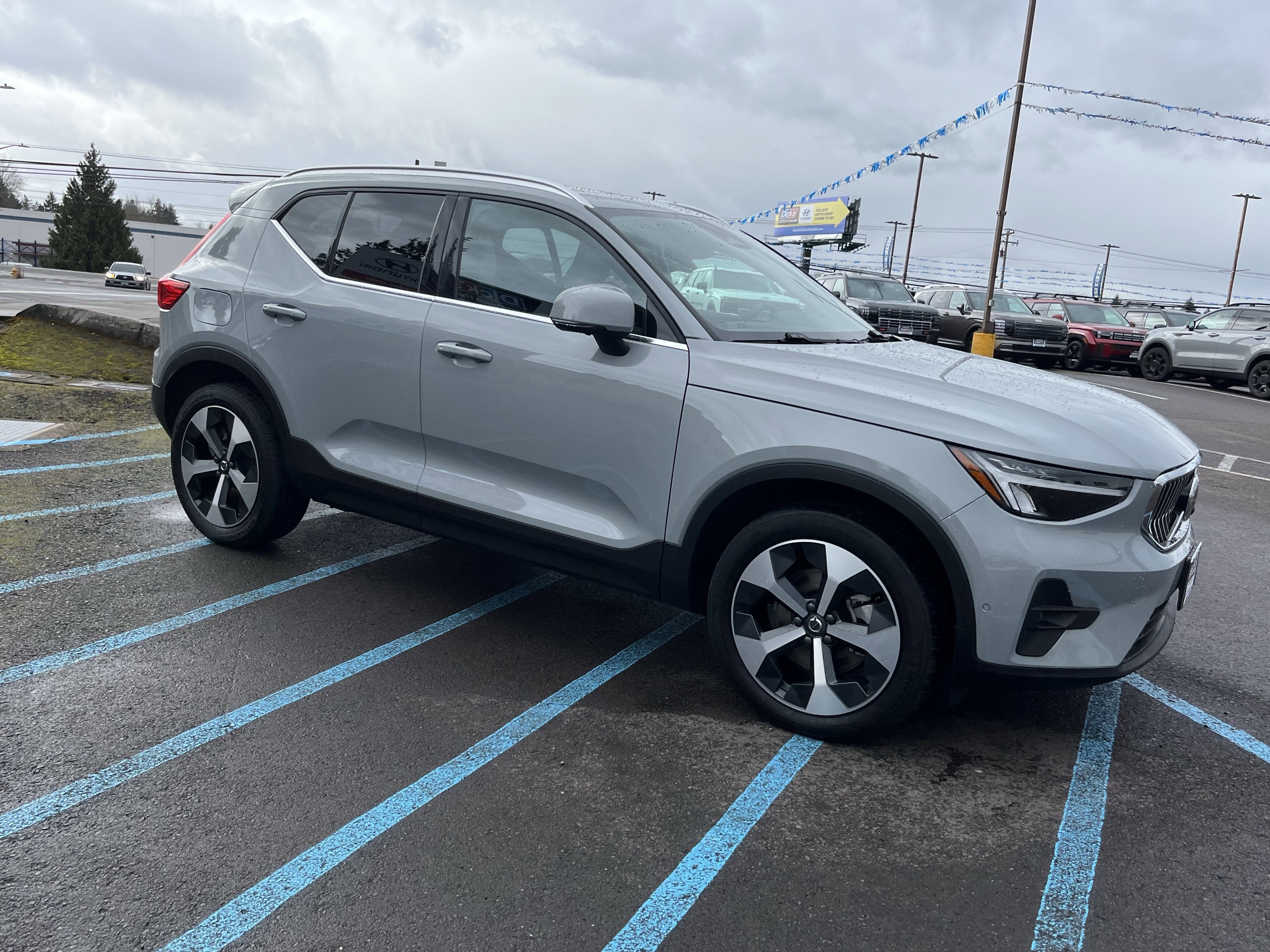 2024 Volvo XC40 Plus Bright Theme