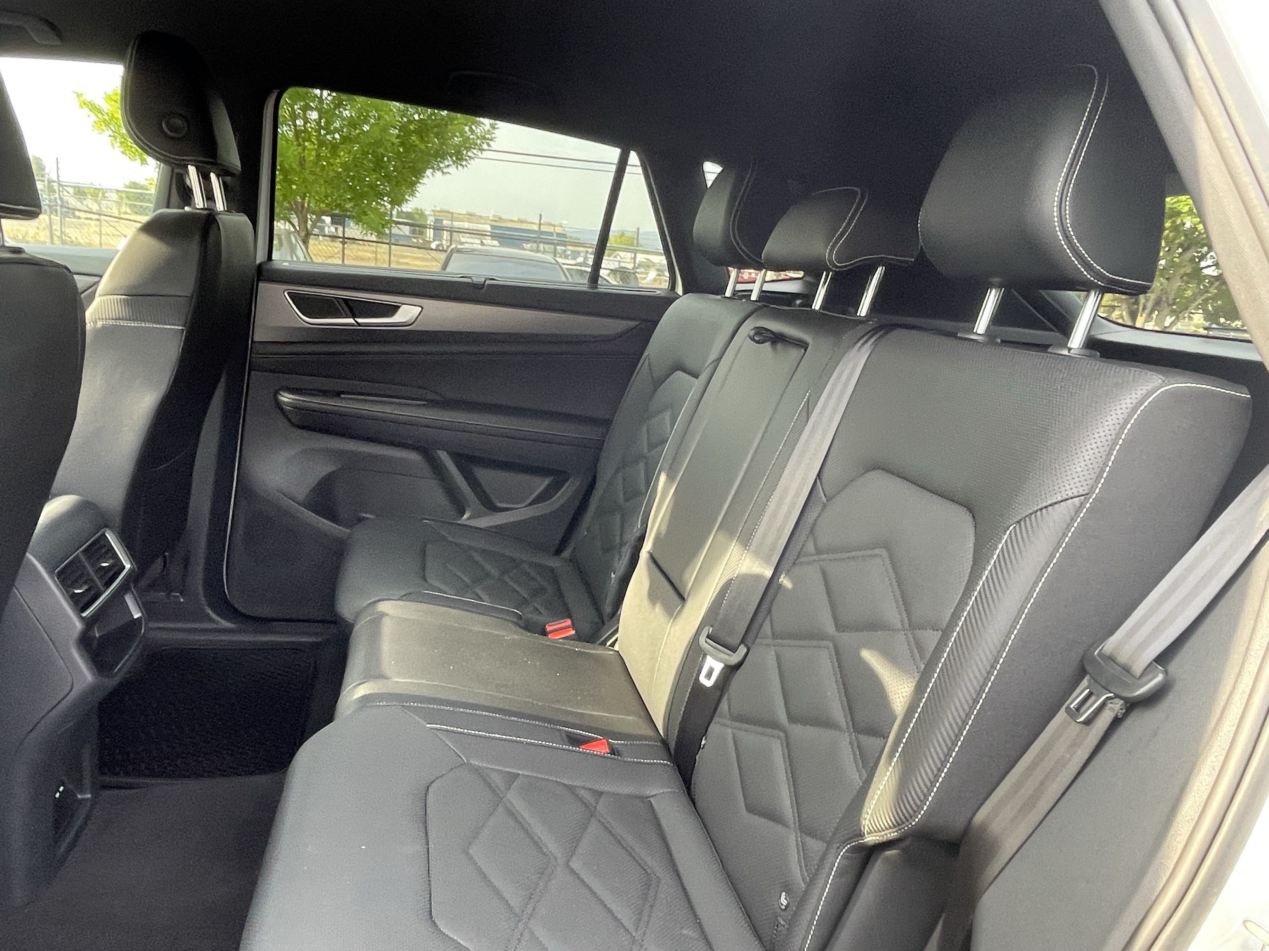 2025 Volkswagen Atlas Cross Sport 2.0T SE w/Technology