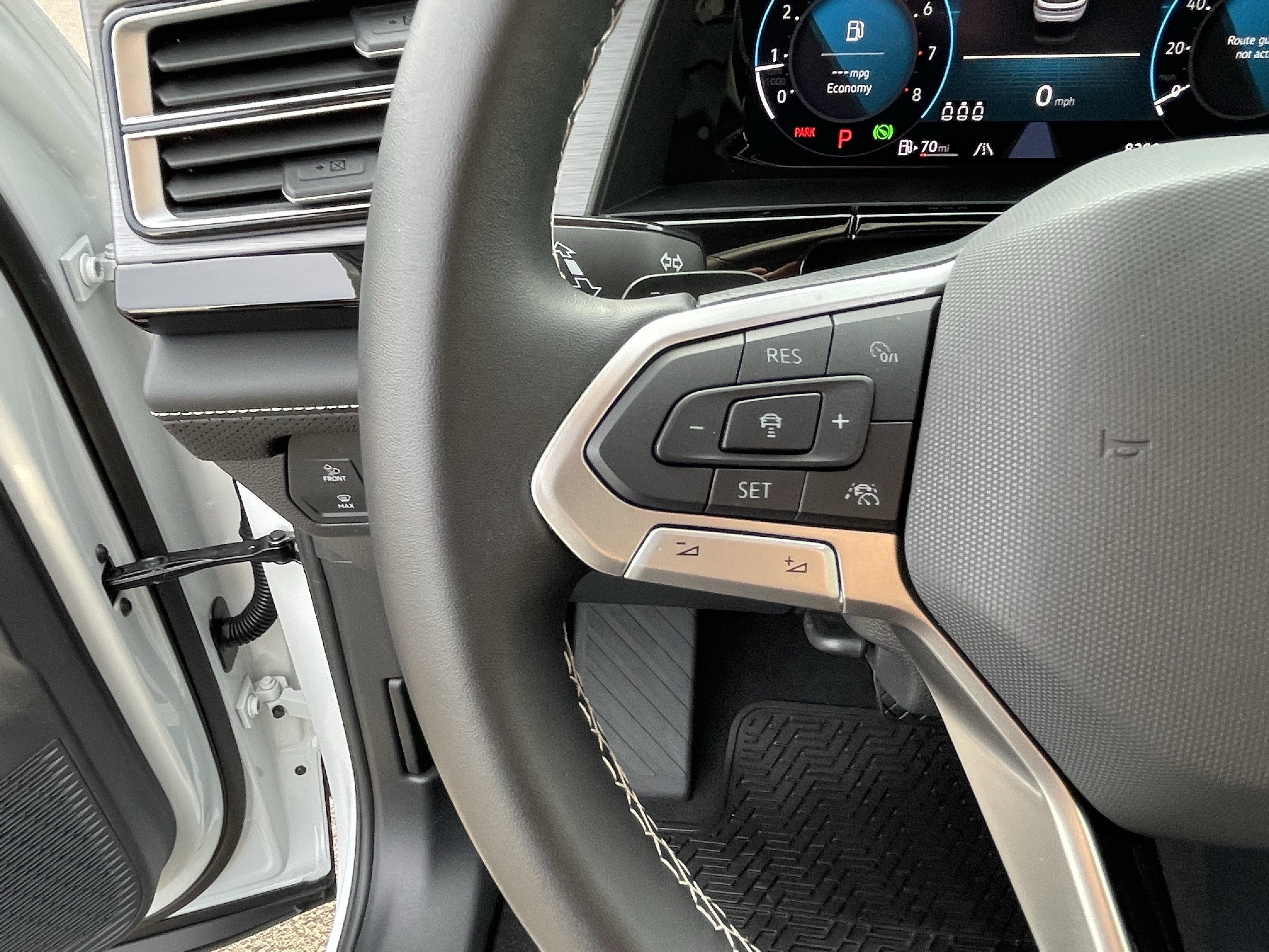 2025 Volkswagen Atlas Cross Sport 2.0T SE w/Technology