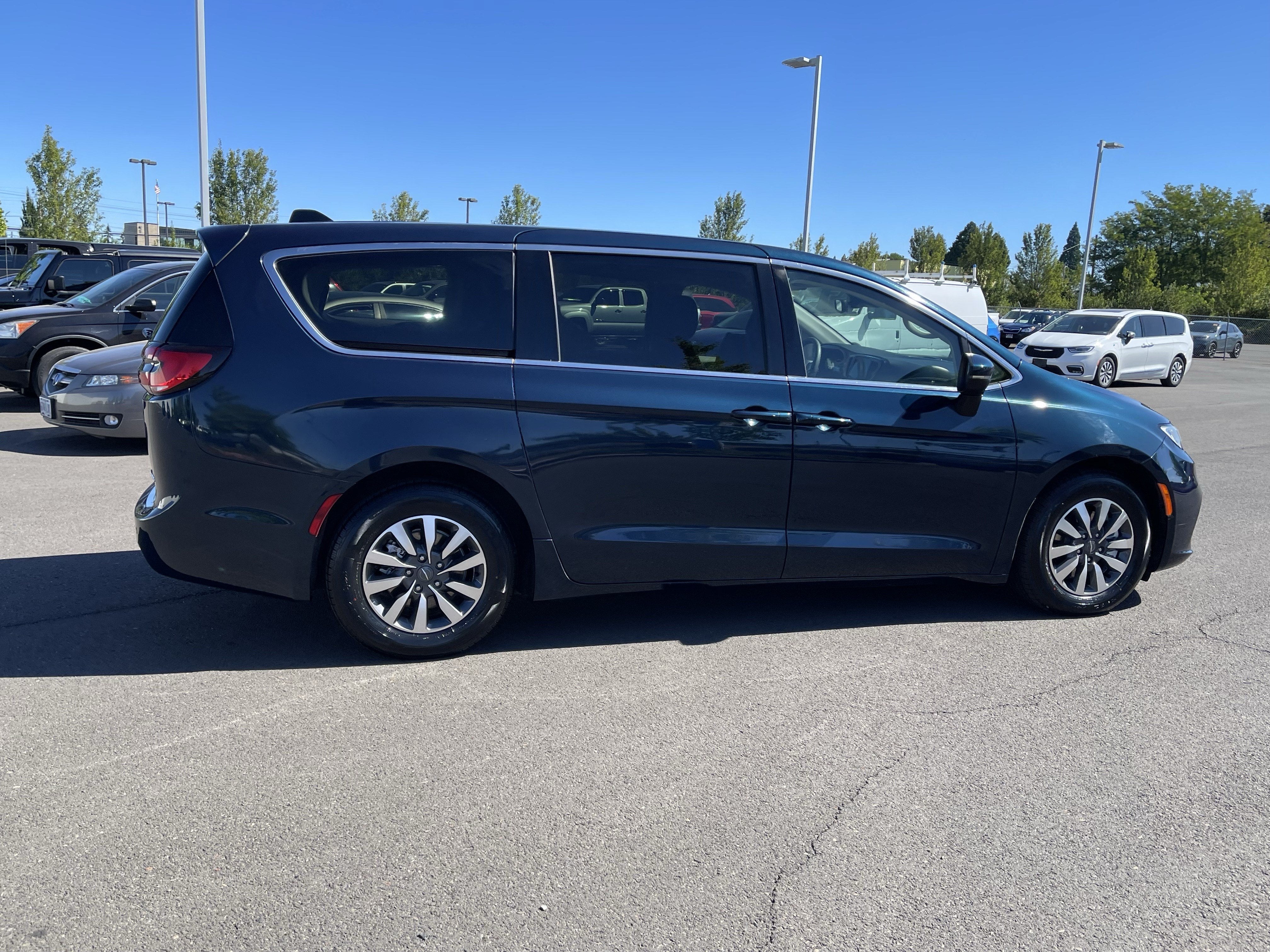 2023 Chrysler Pacifica Hybrid Touring L