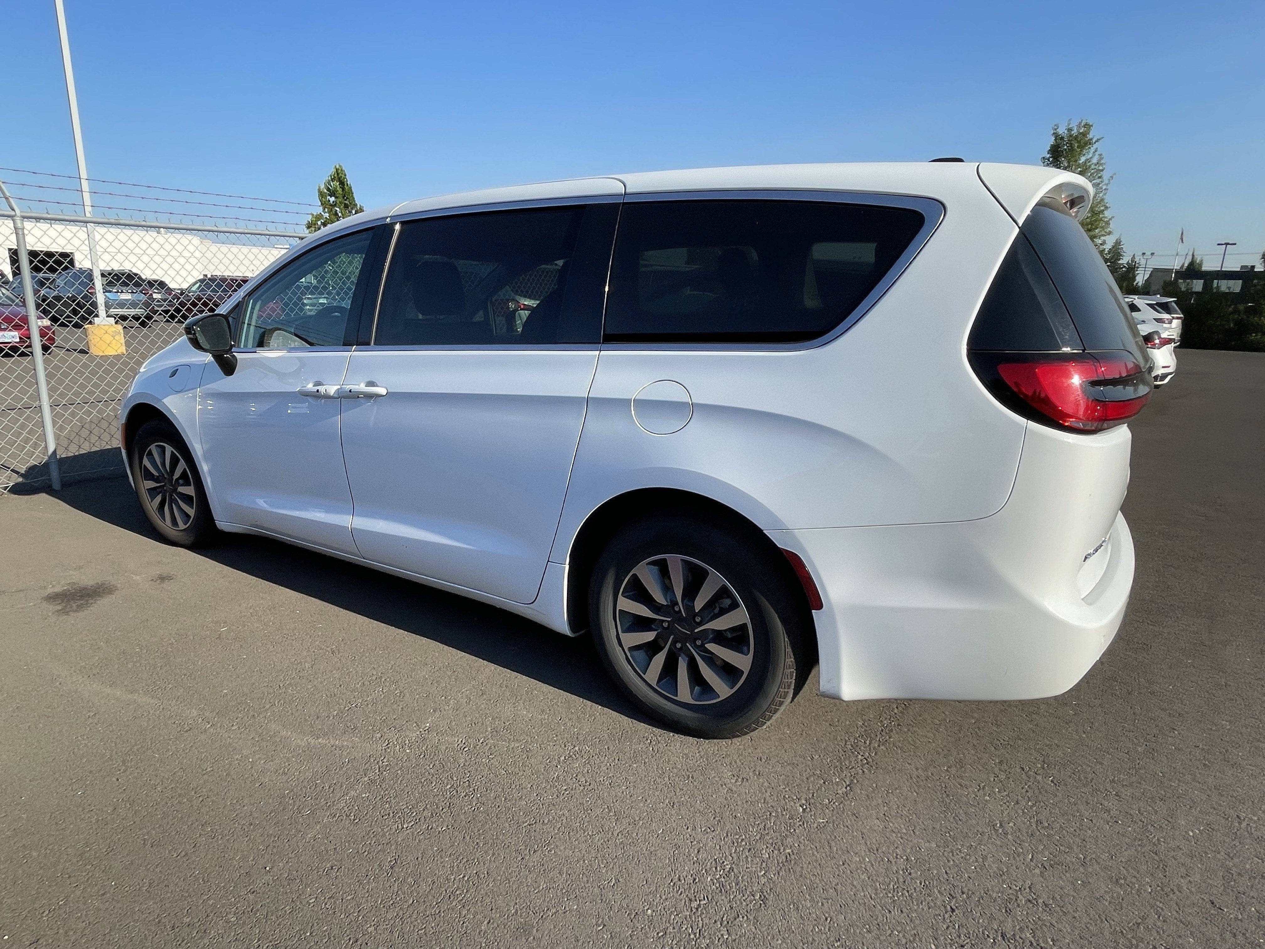 2024 Chrysler Pacifica Hybrid Select