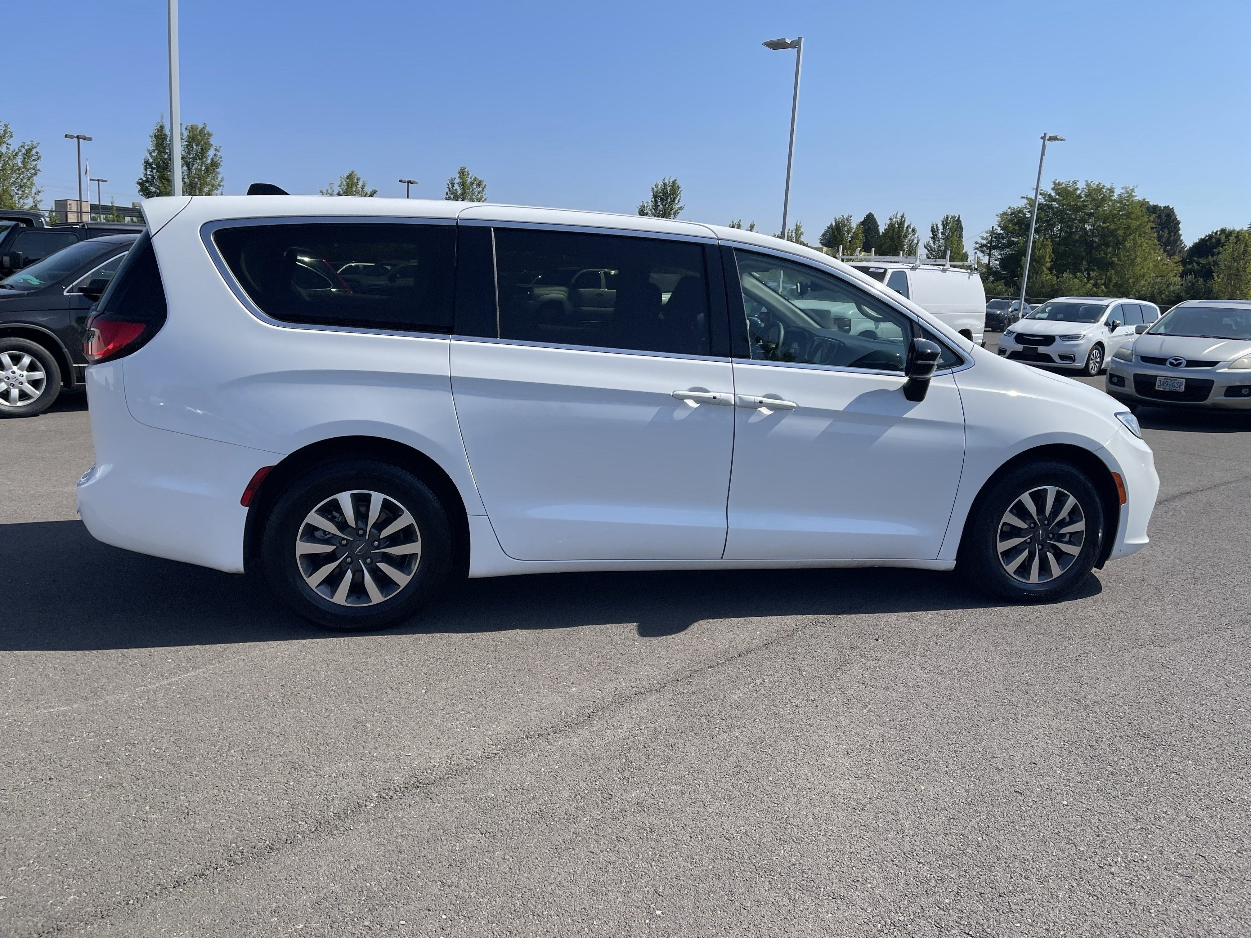 2024 Chrysler Pacifica Hybrid Select