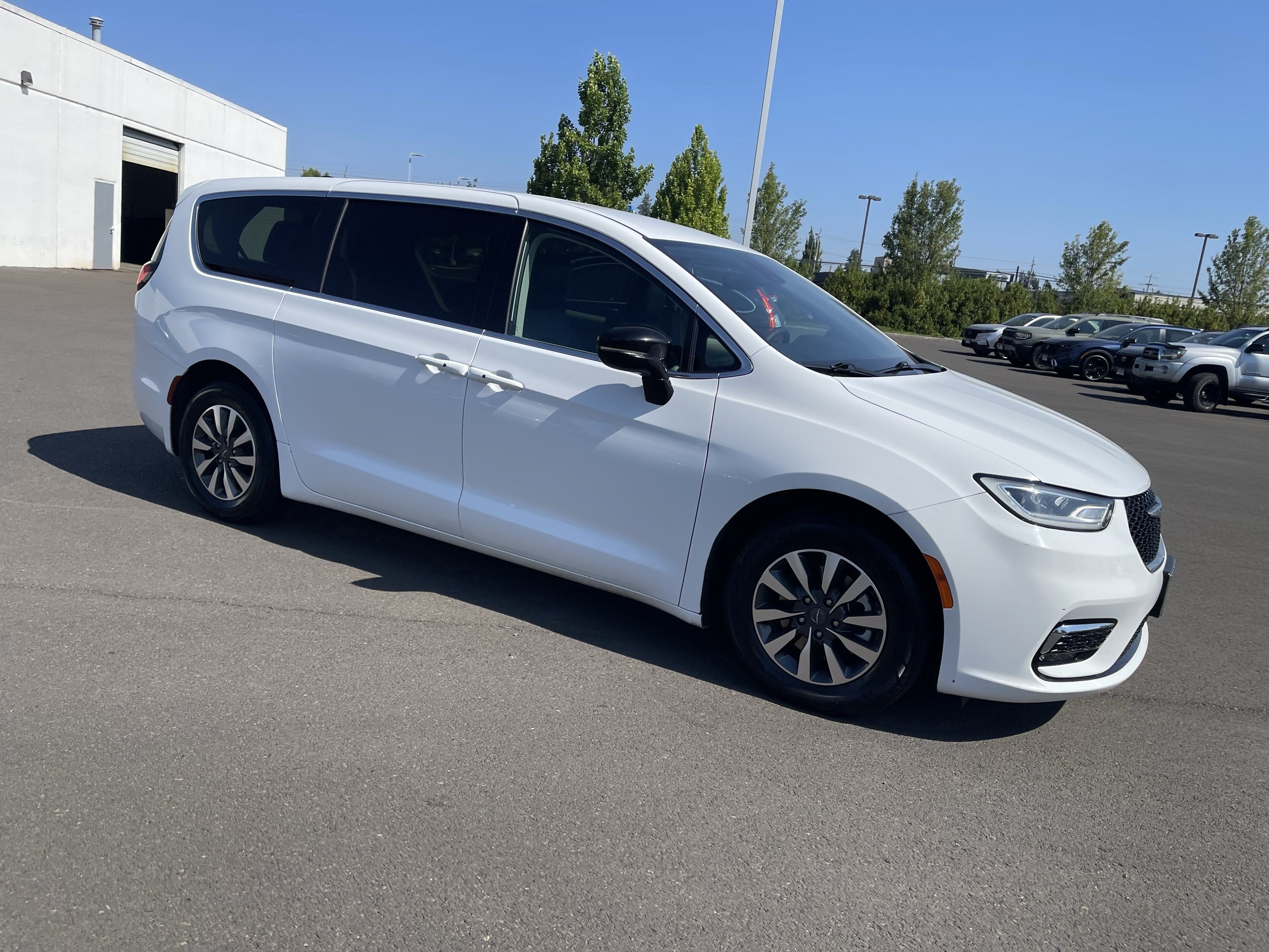 2024 Chrysler Pacifica Hybrid Select