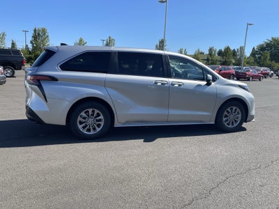 2022 Toyota Sienna LE