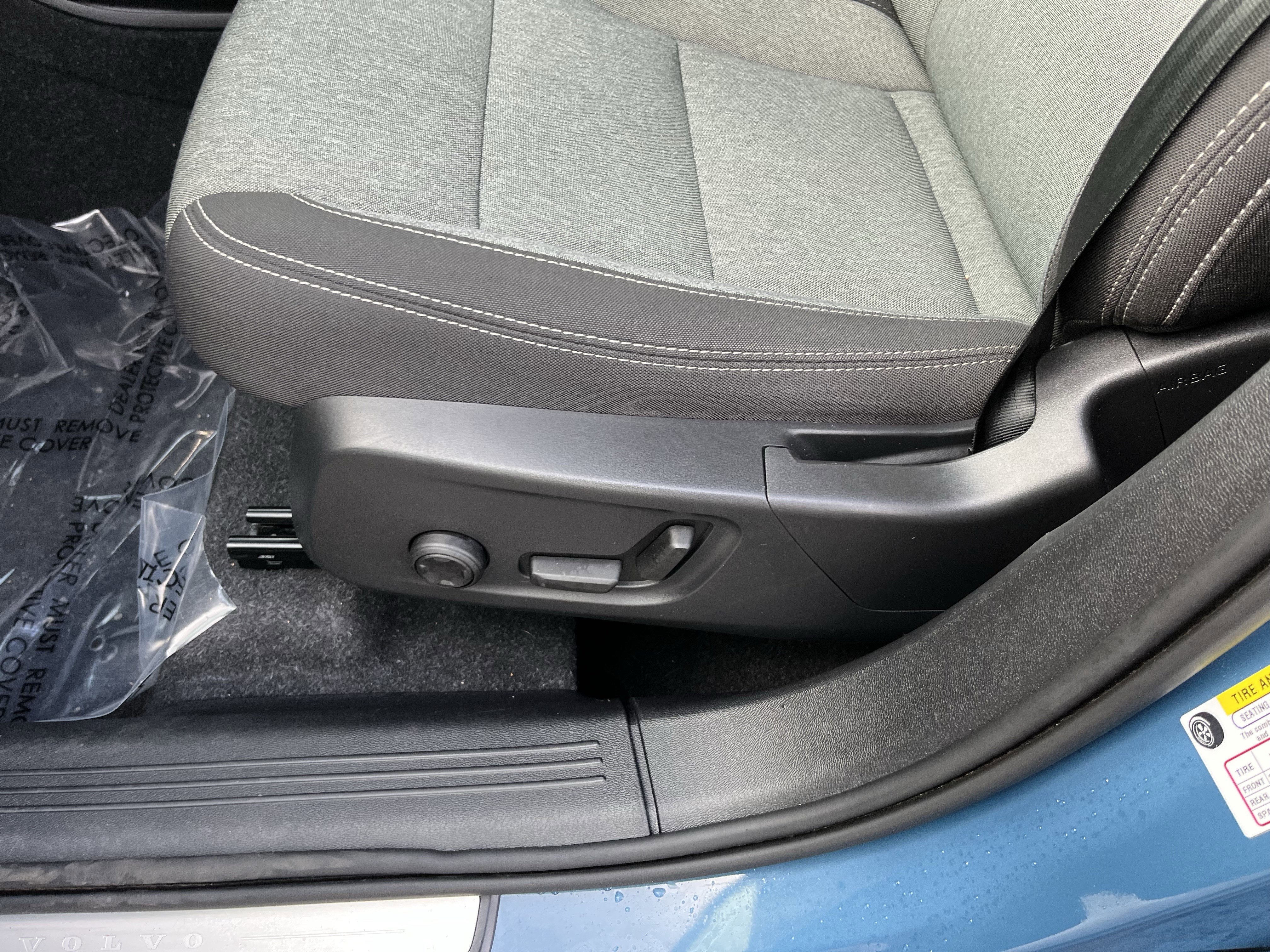 2024 Volvo XC40 Core Bright Theme