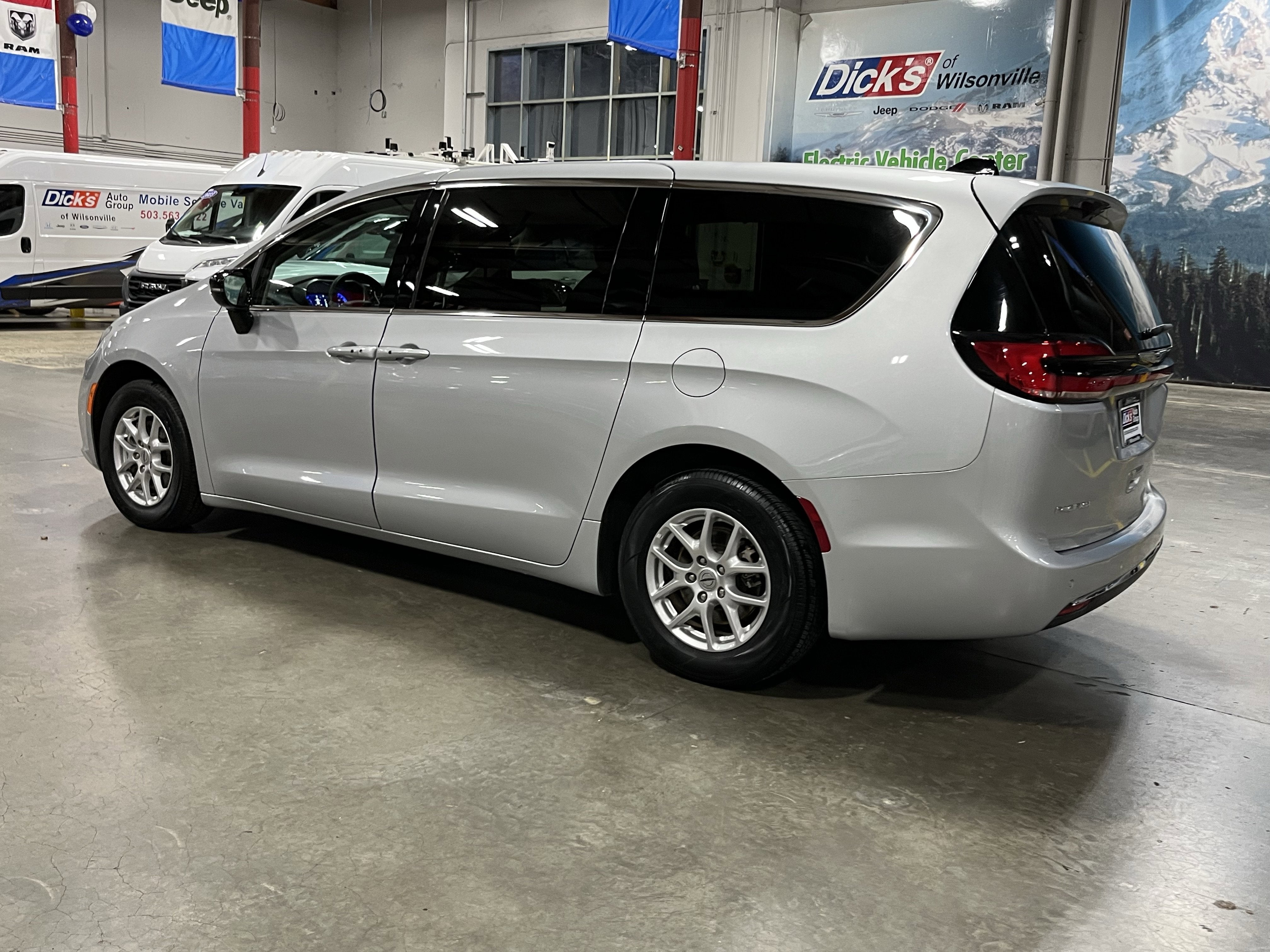 2024 Chrysler Pacifica Touring L