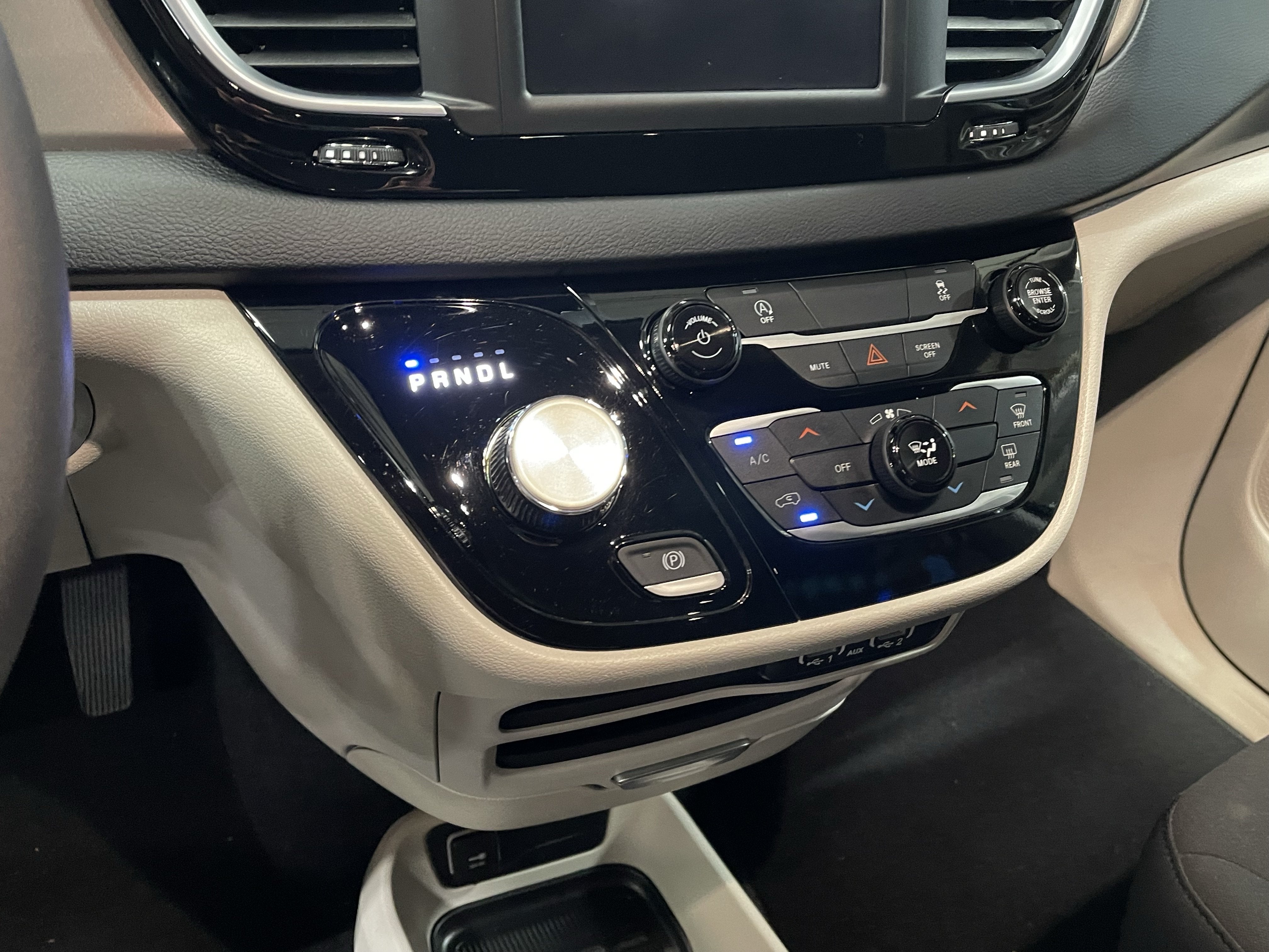 2024 Chrysler Voyager LX