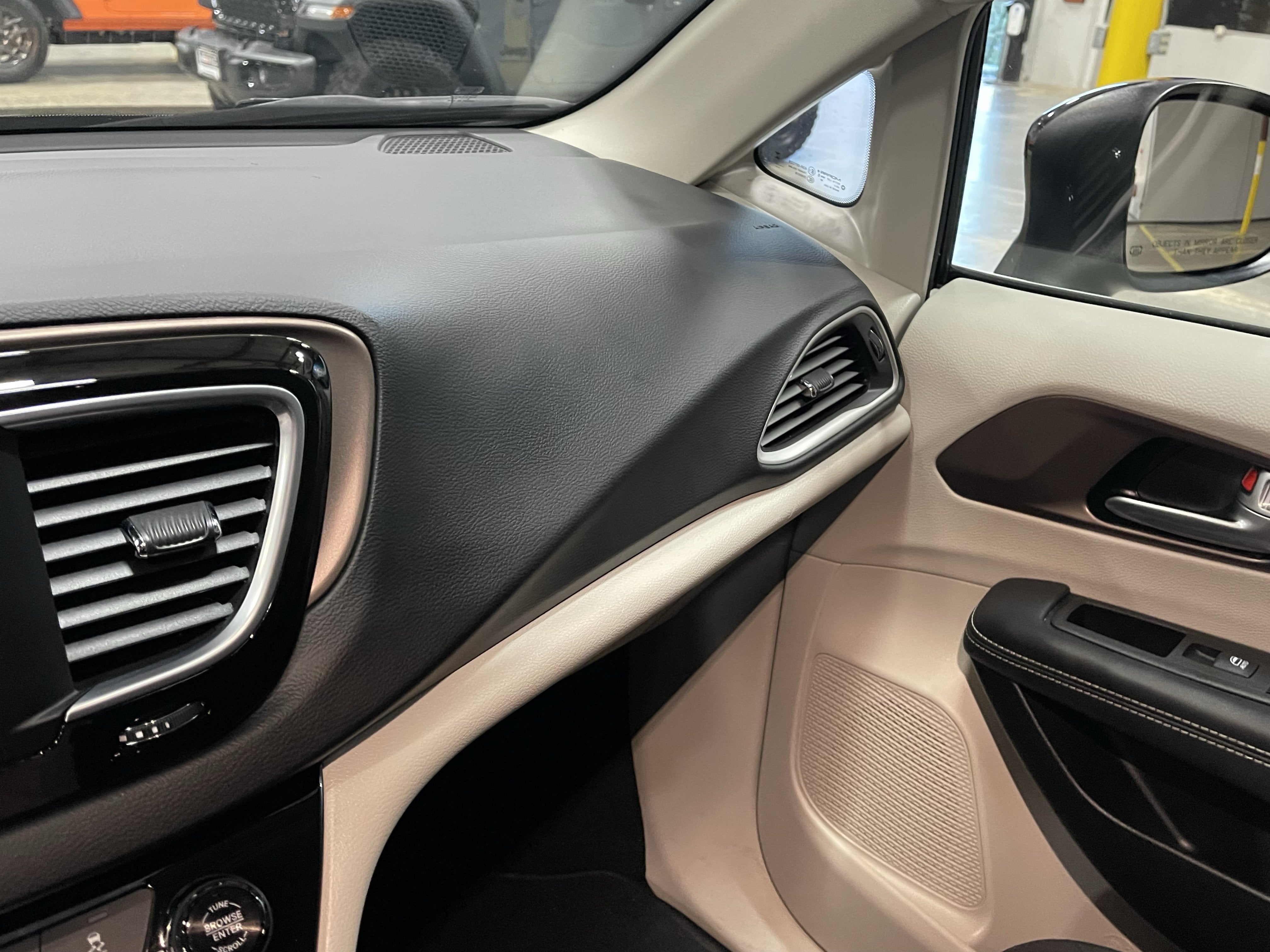 2024 Chrysler Voyager LX