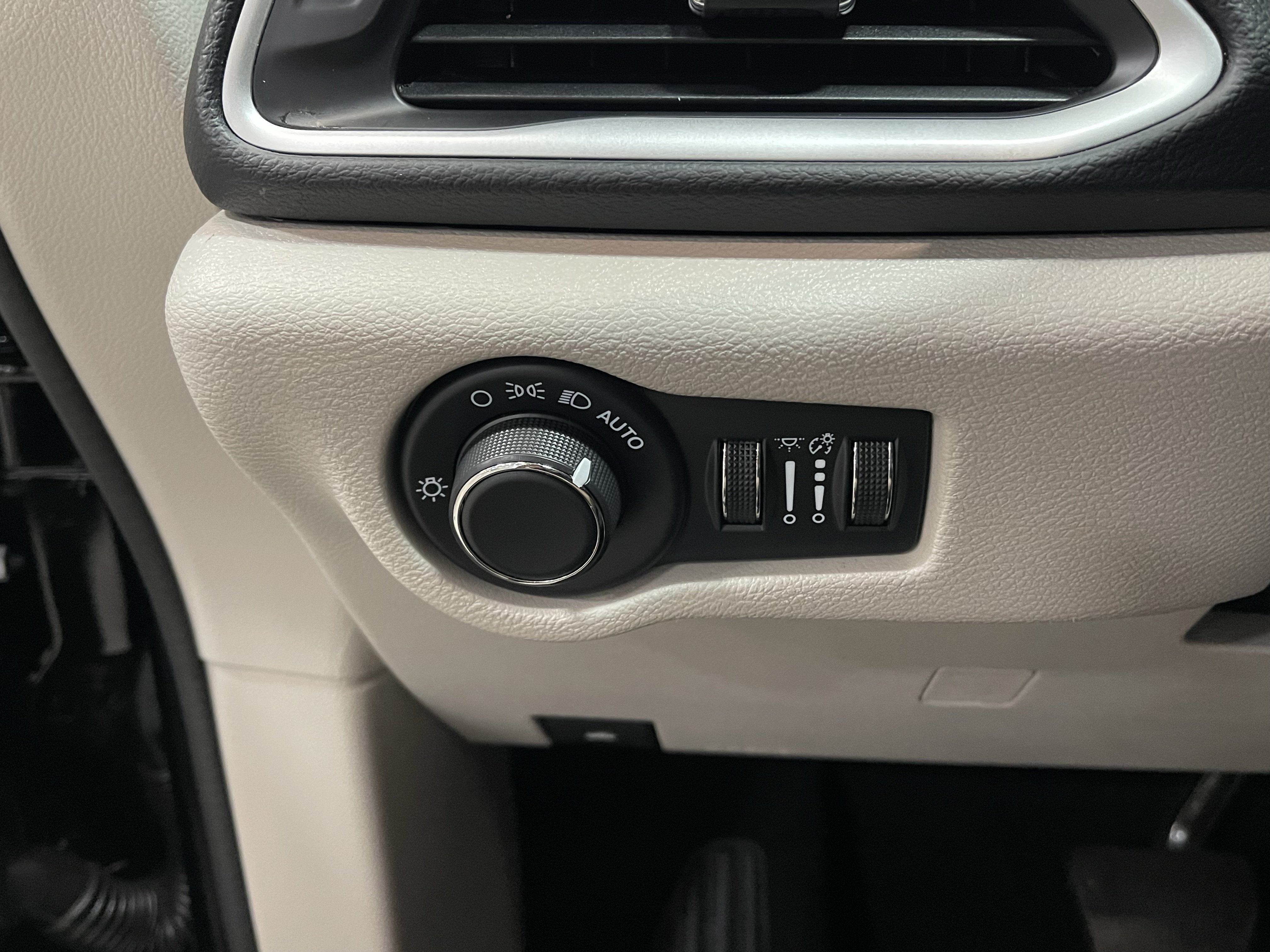 2024 Chrysler Voyager LX