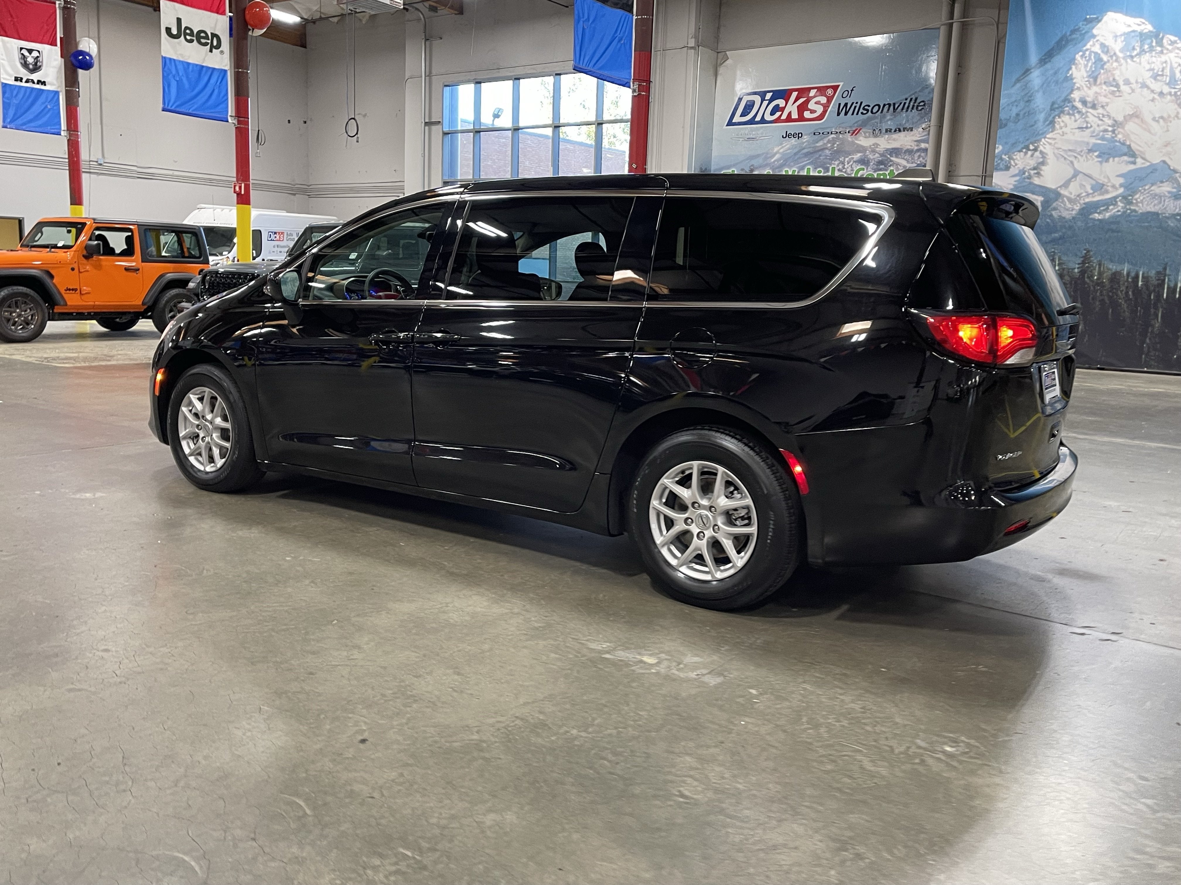 2024 Chrysler Voyager LX