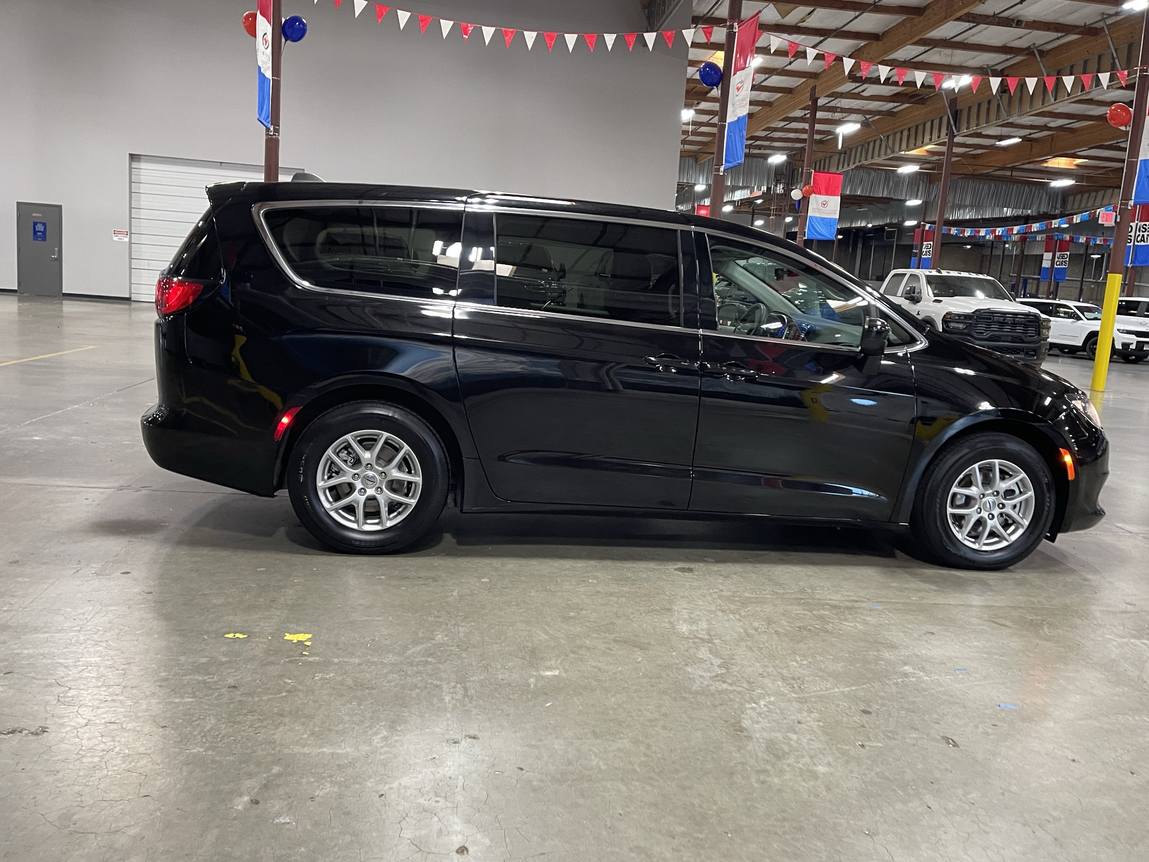 2024 Chrysler Voyager LX