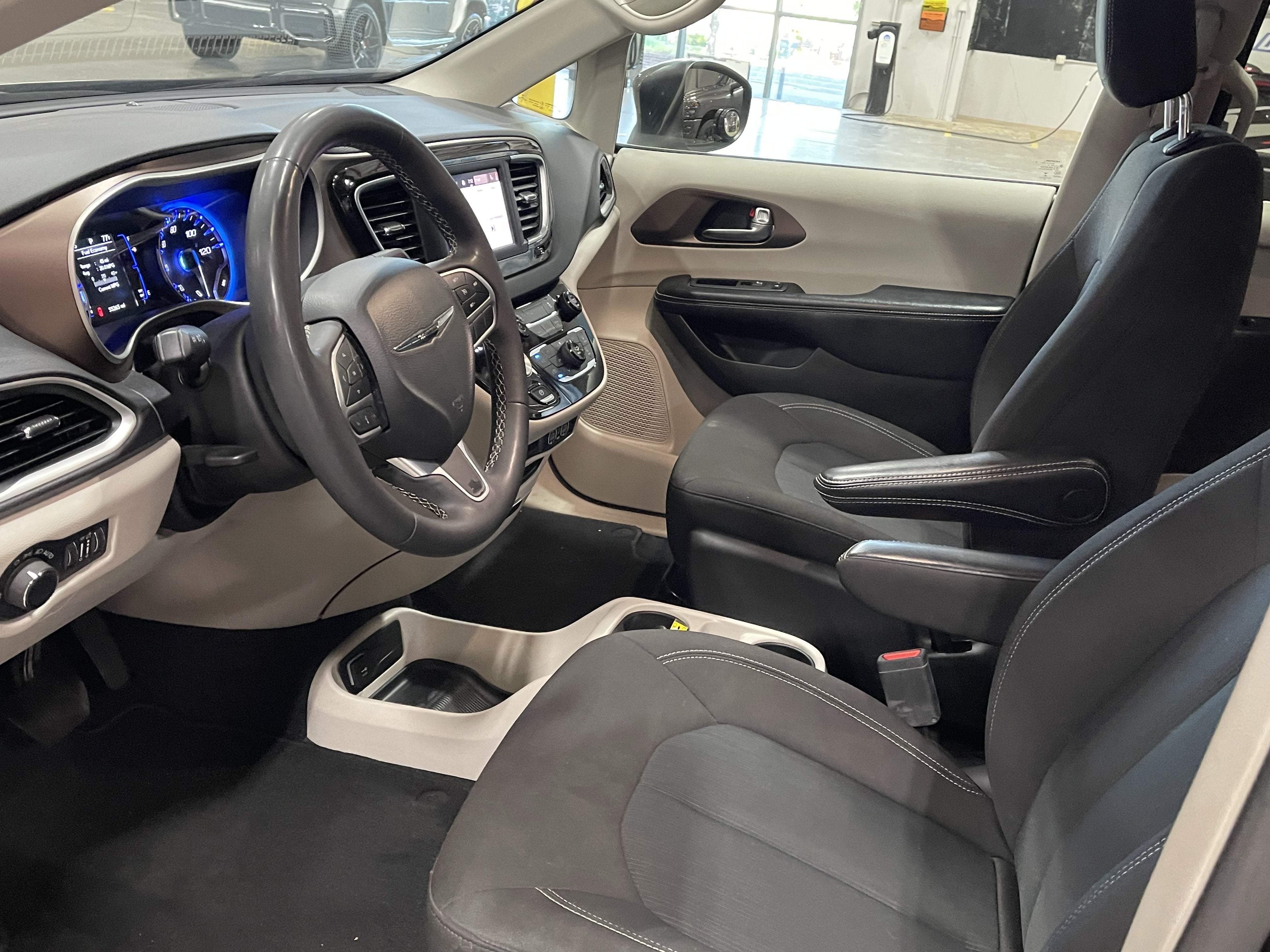 2022 Chrysler Voyager LX