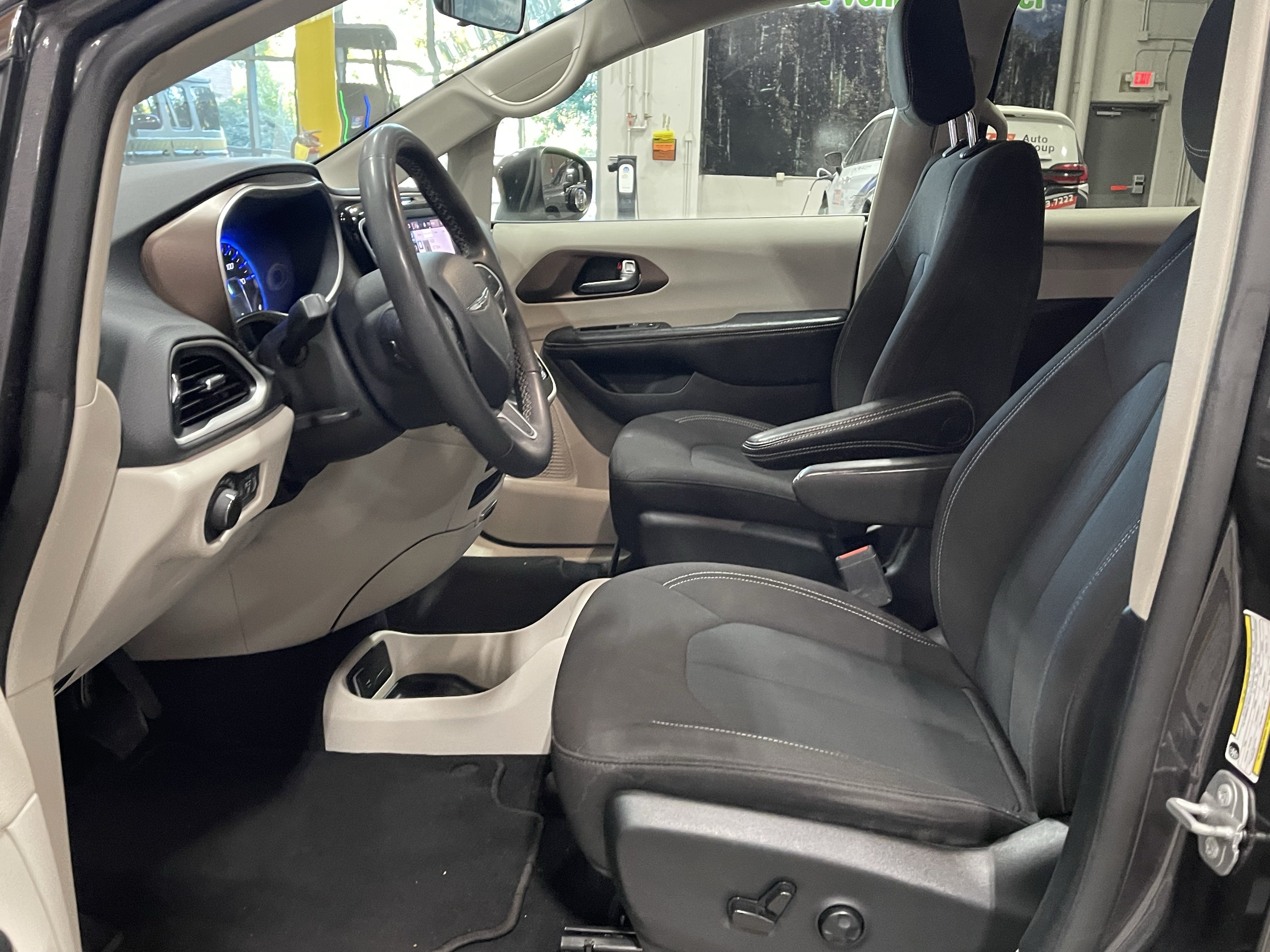 2022 Chrysler Voyager LX