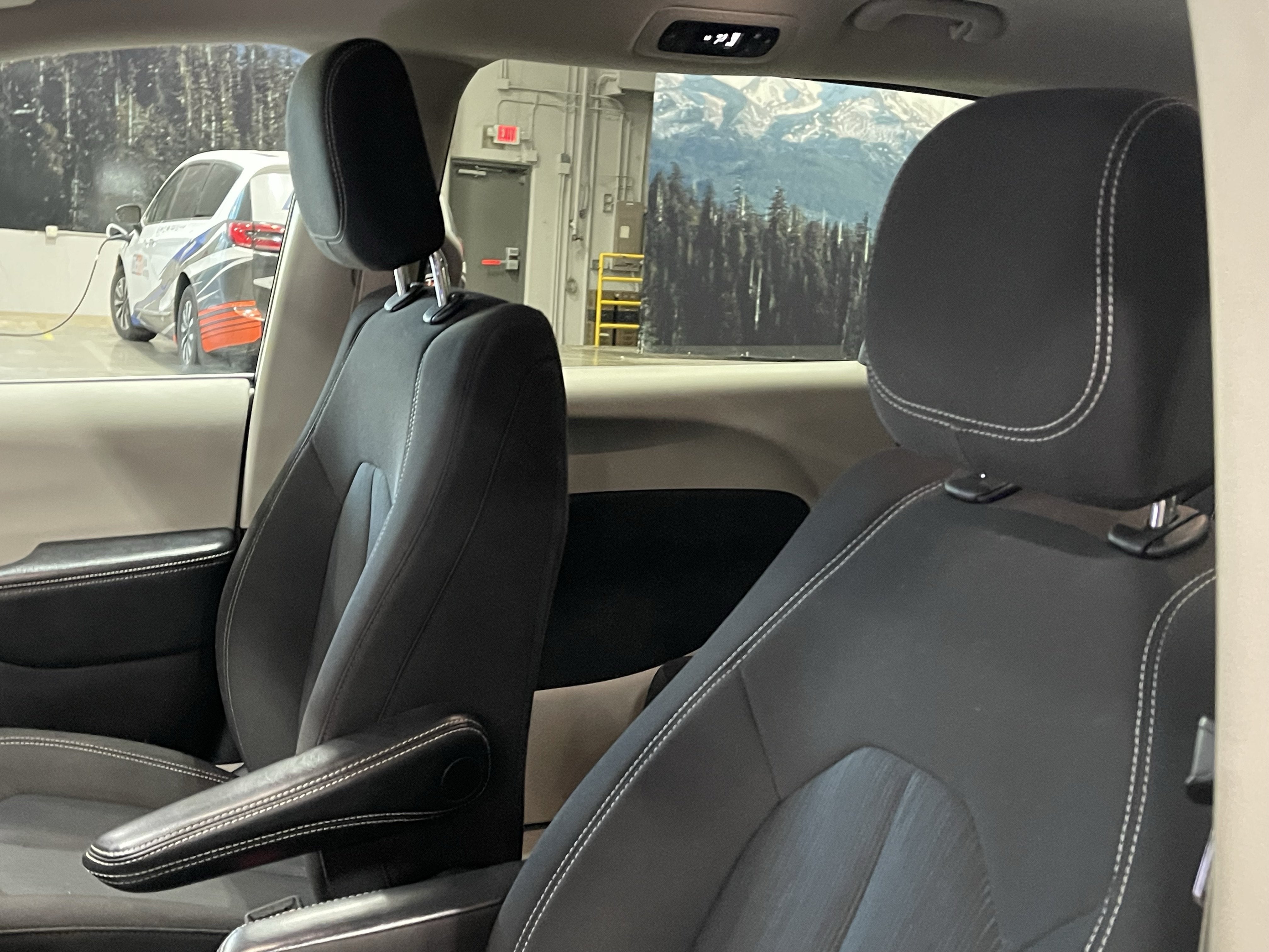 2022 Chrysler Voyager LX