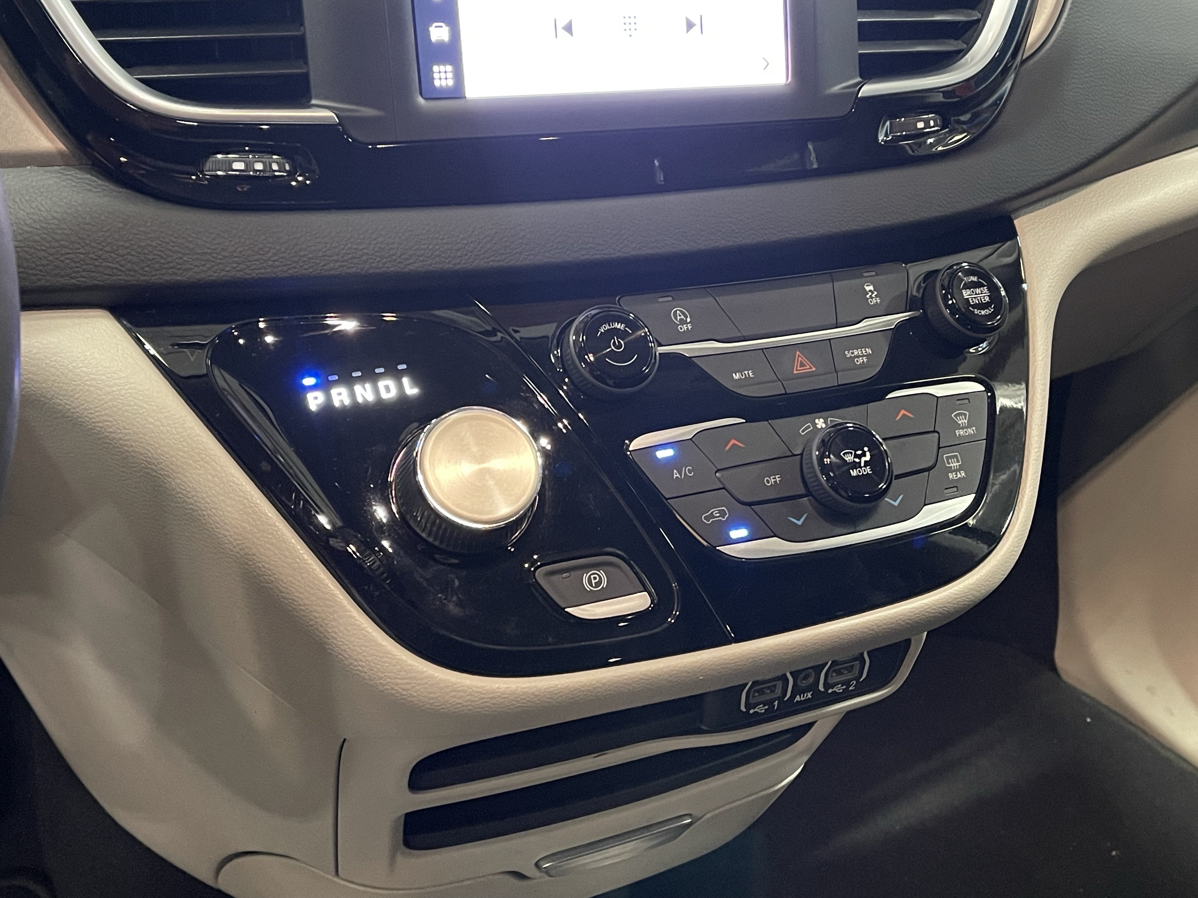 2022 Chrysler Voyager LX