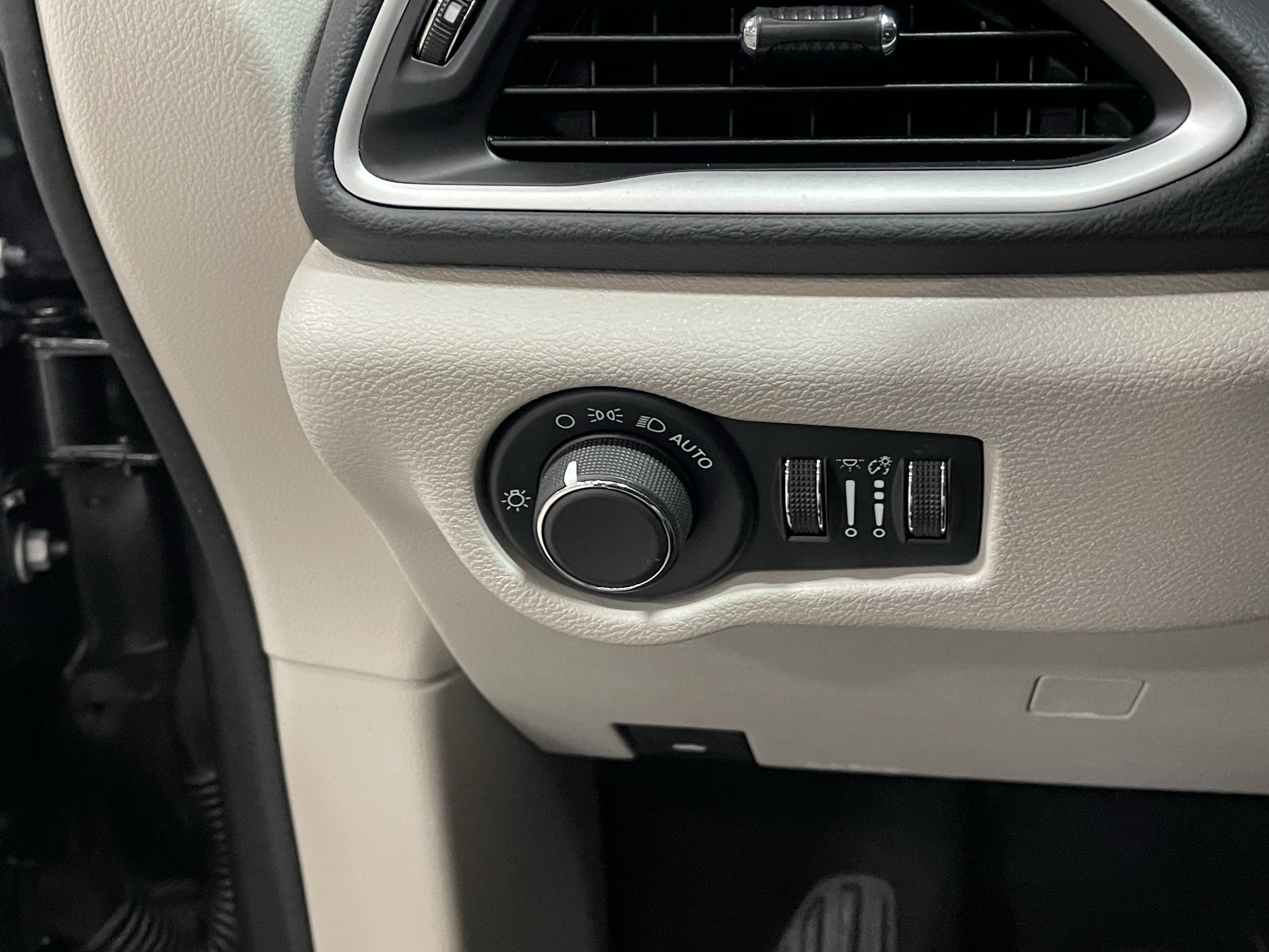2022 Chrysler Voyager LX