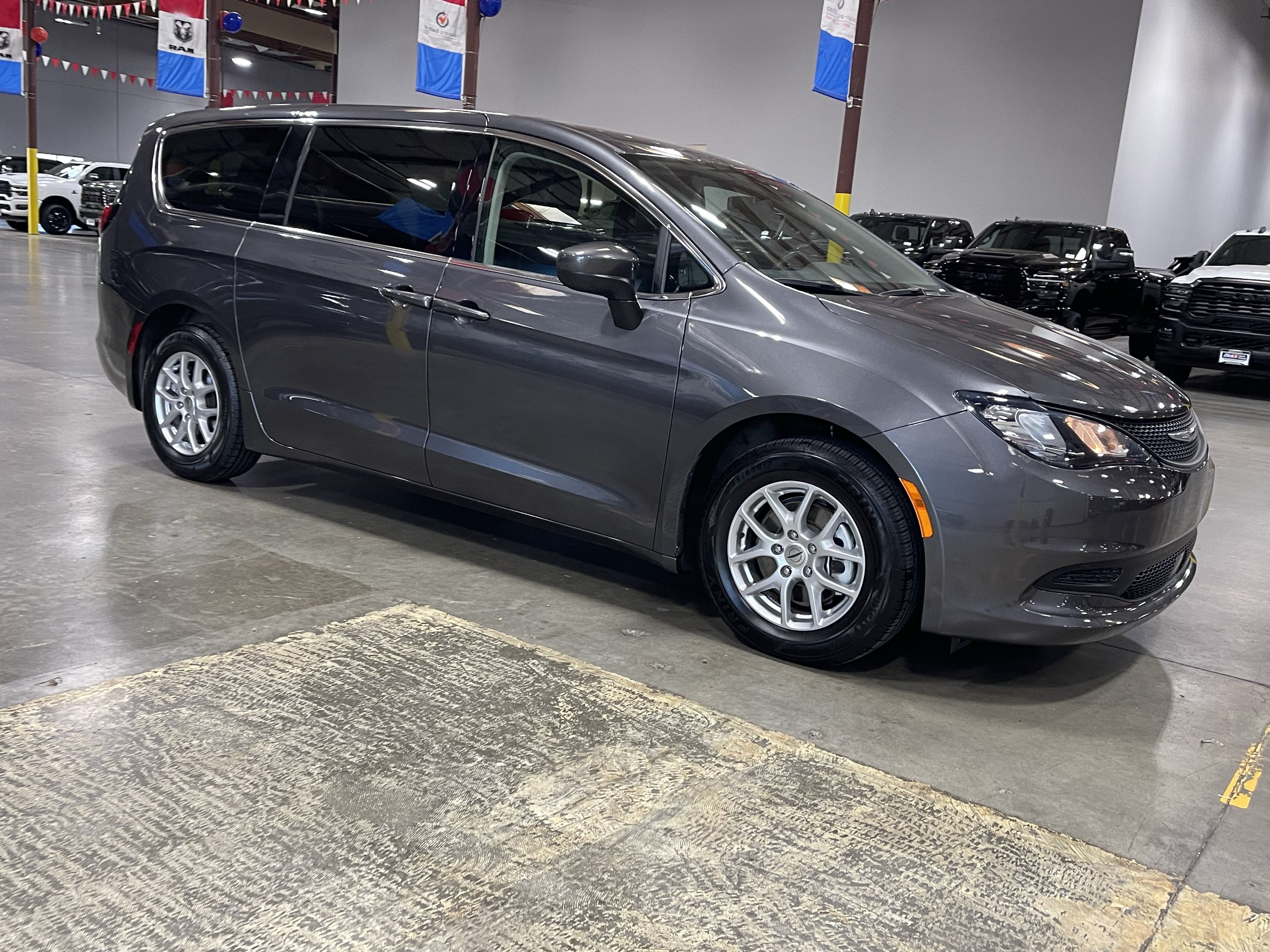 2022 Chrysler Voyager LX