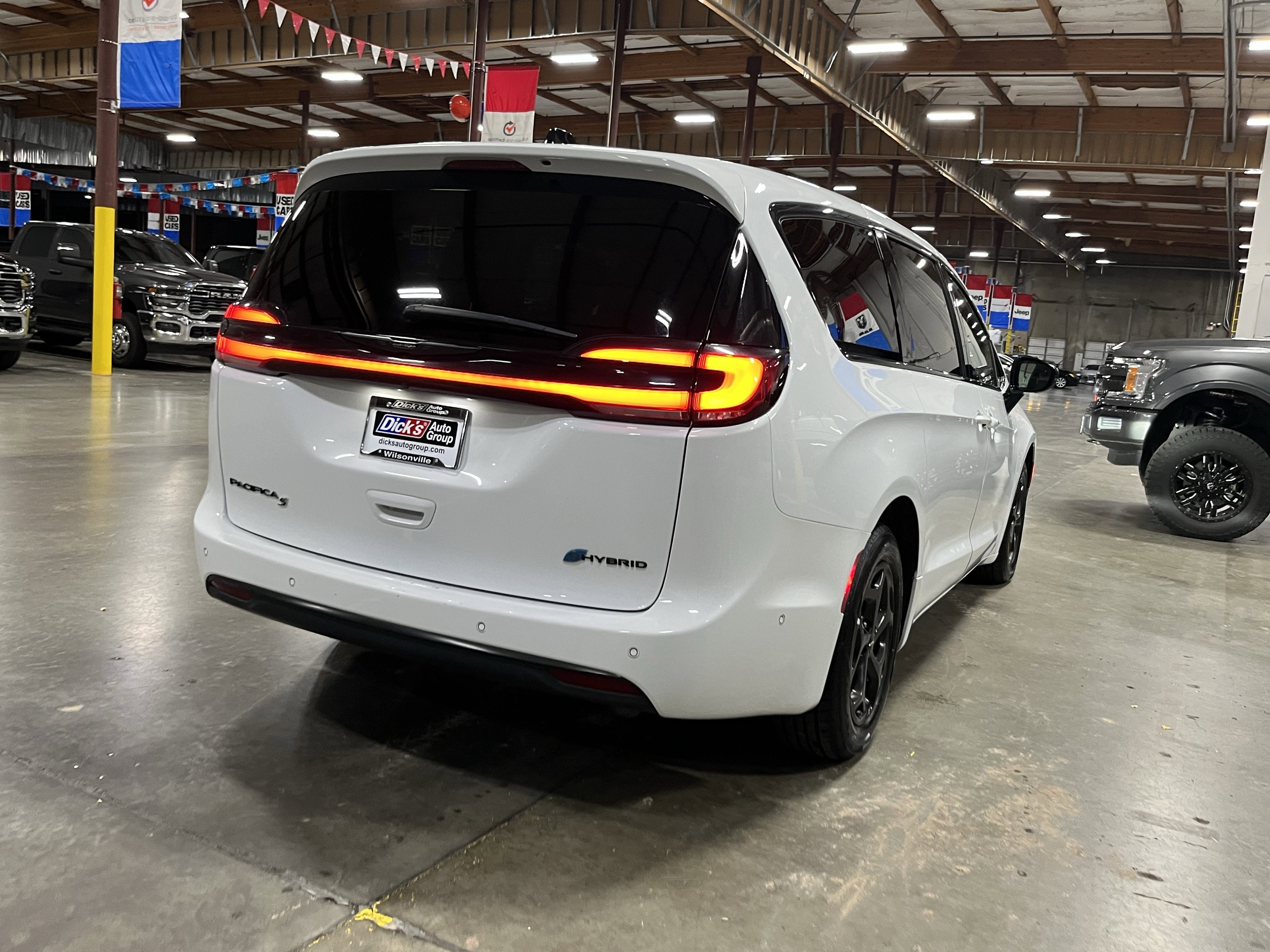 2024 Chrysler Pacifica Hybrid Select
