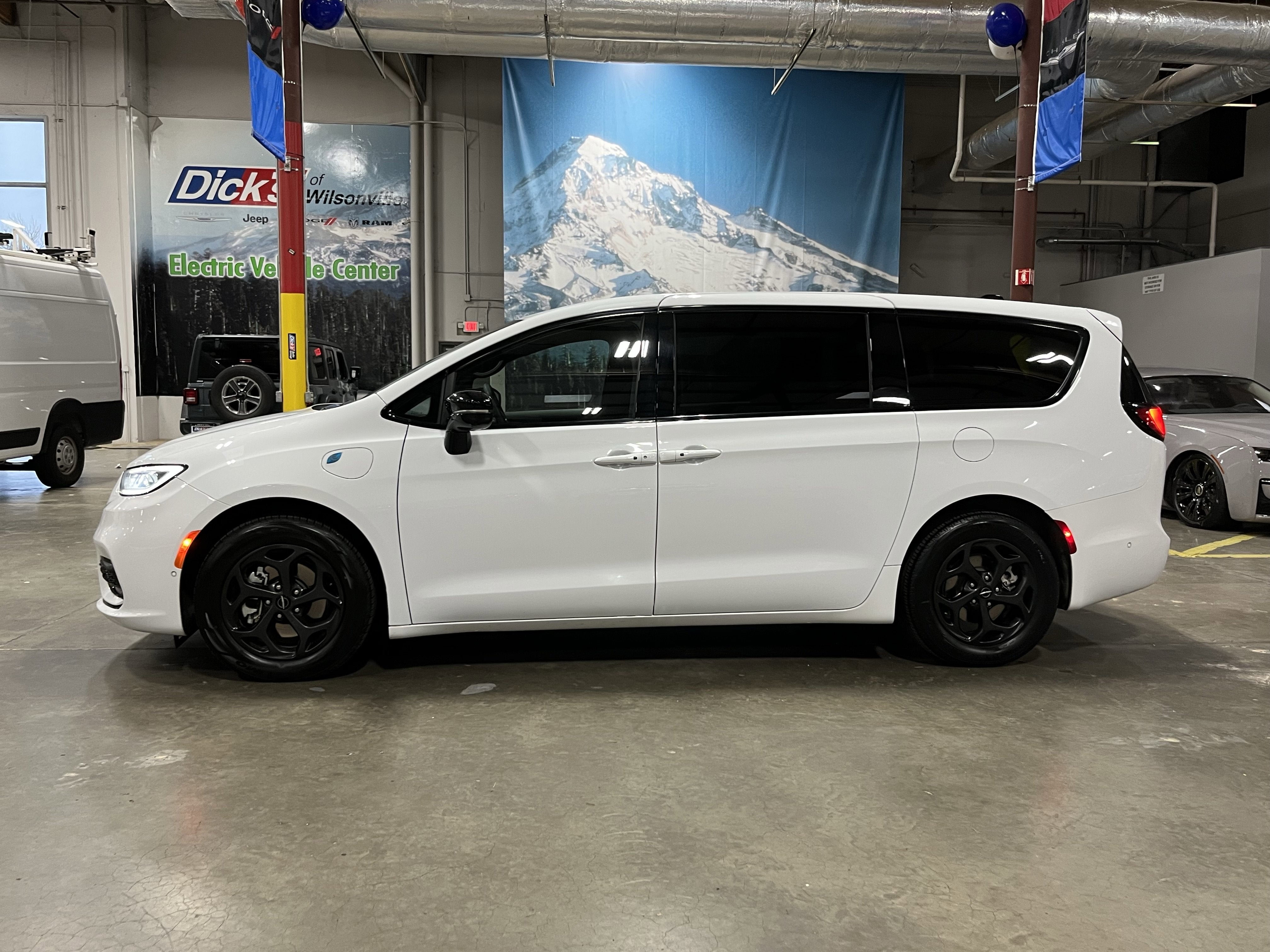 2024 Chrysler Pacifica Hybrid Select