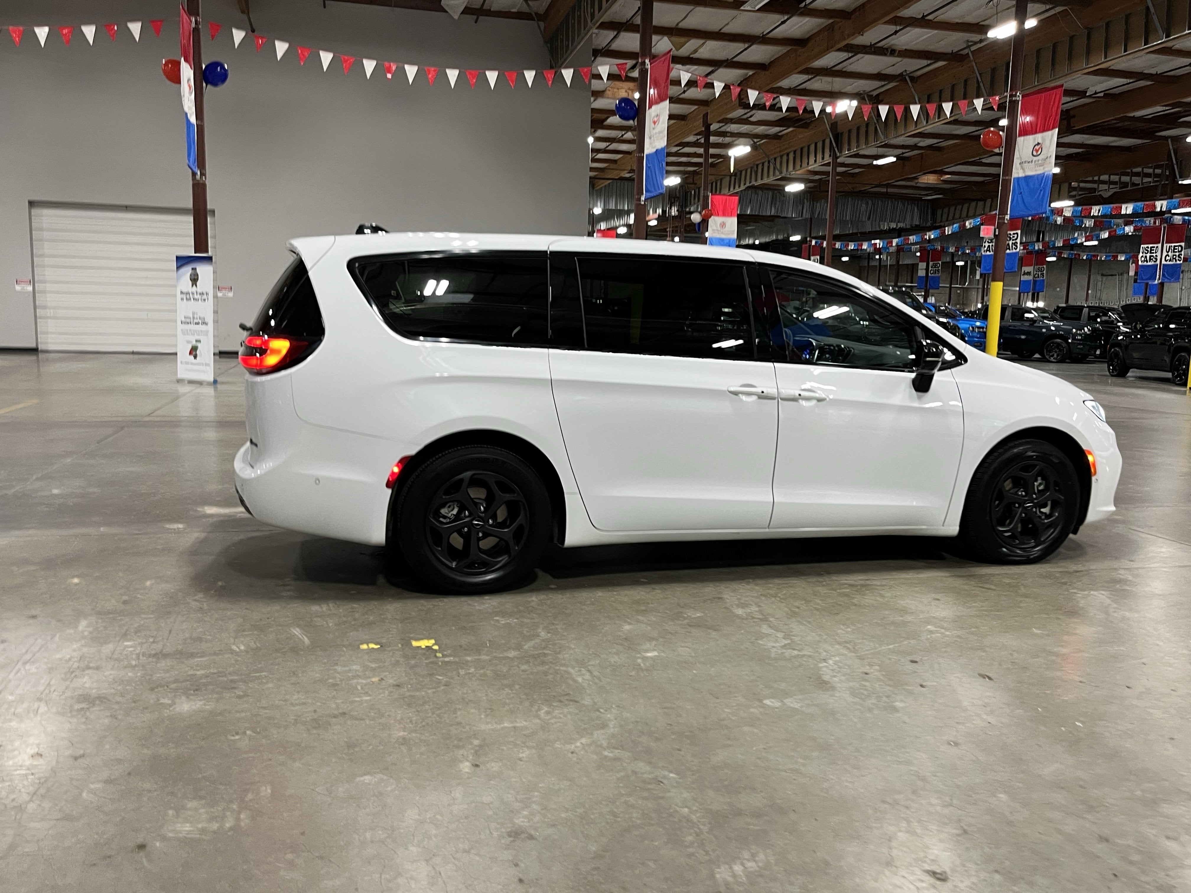 2024 Chrysler Pacifica Hybrid Select