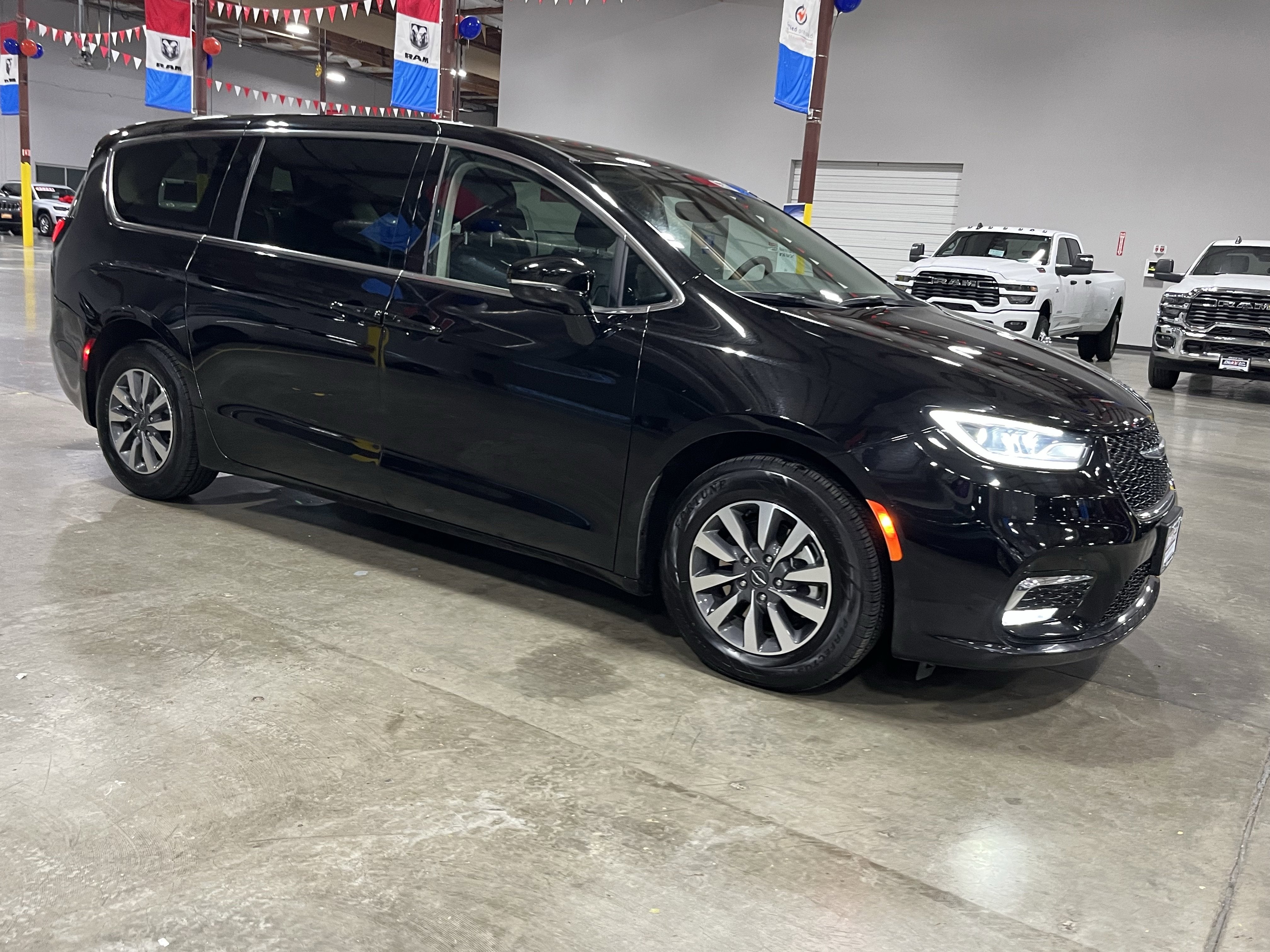 2024 Chrysler Pacifica Hybrid Select