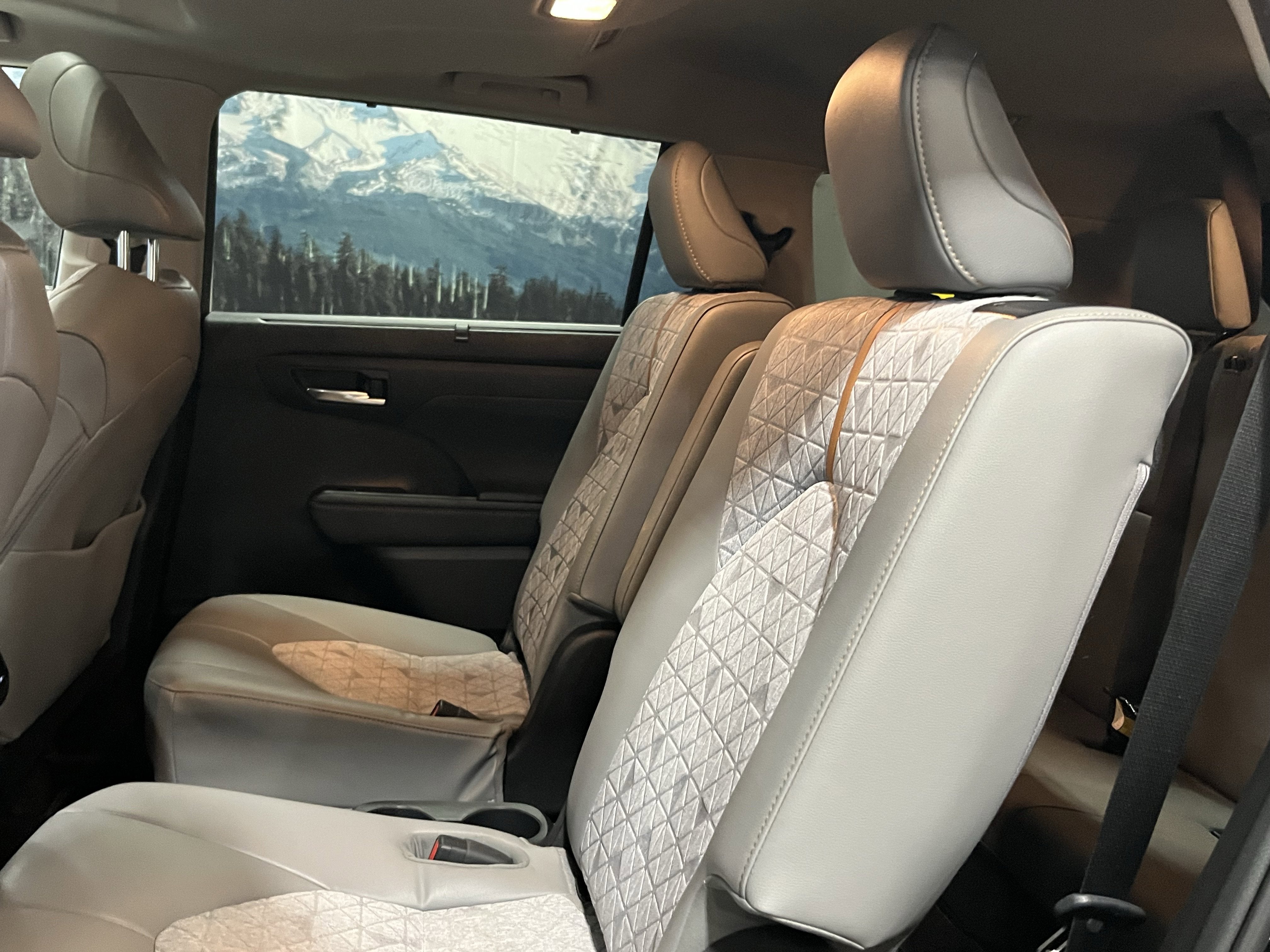 2023 Toyota Highlander Hybrid Bronze Edition